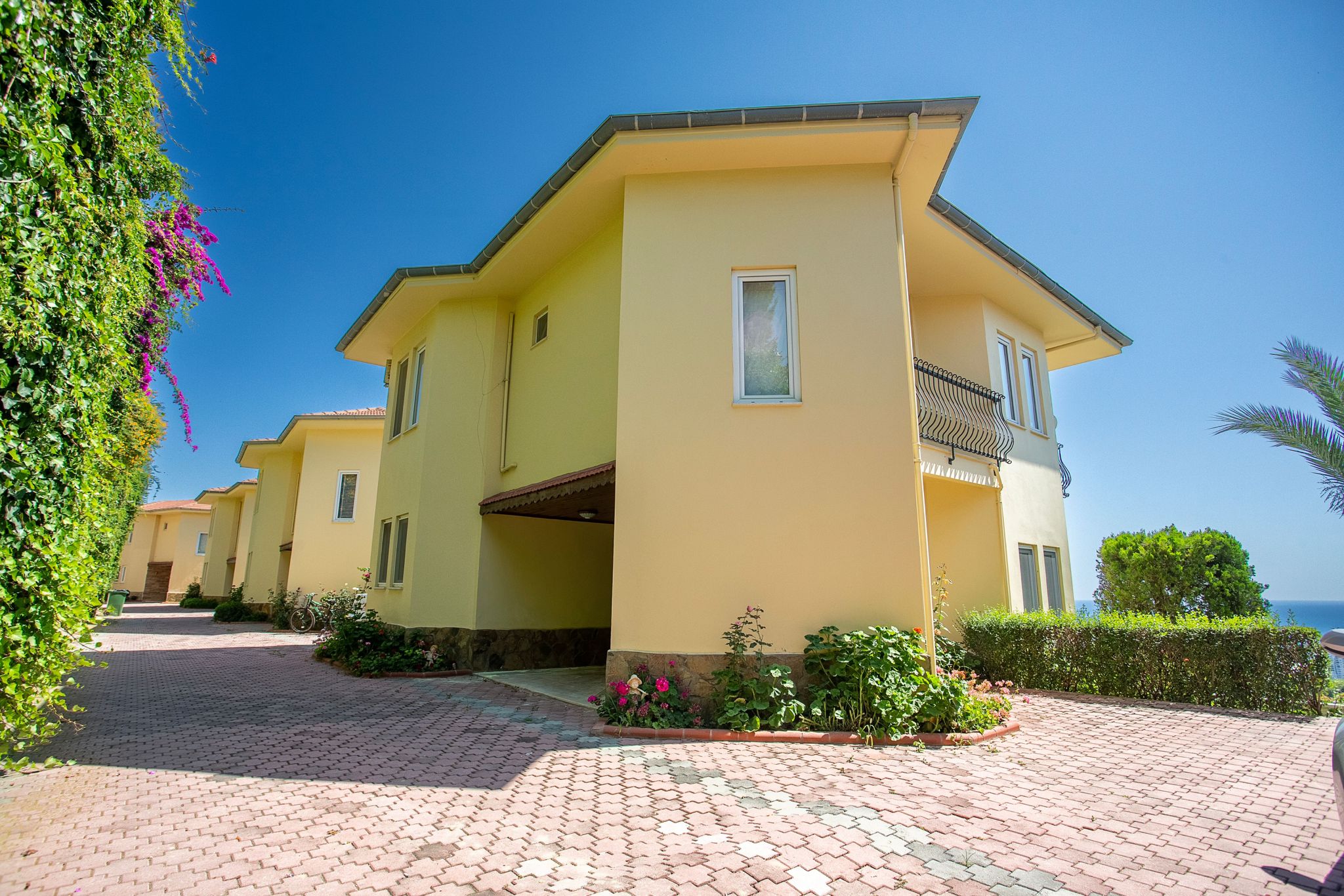 Mahmutlar'da bir otel kompleksinin arazisinde yer alan 4+1 villa – mobilyalı, bahçeli, panoramik manzaralı.