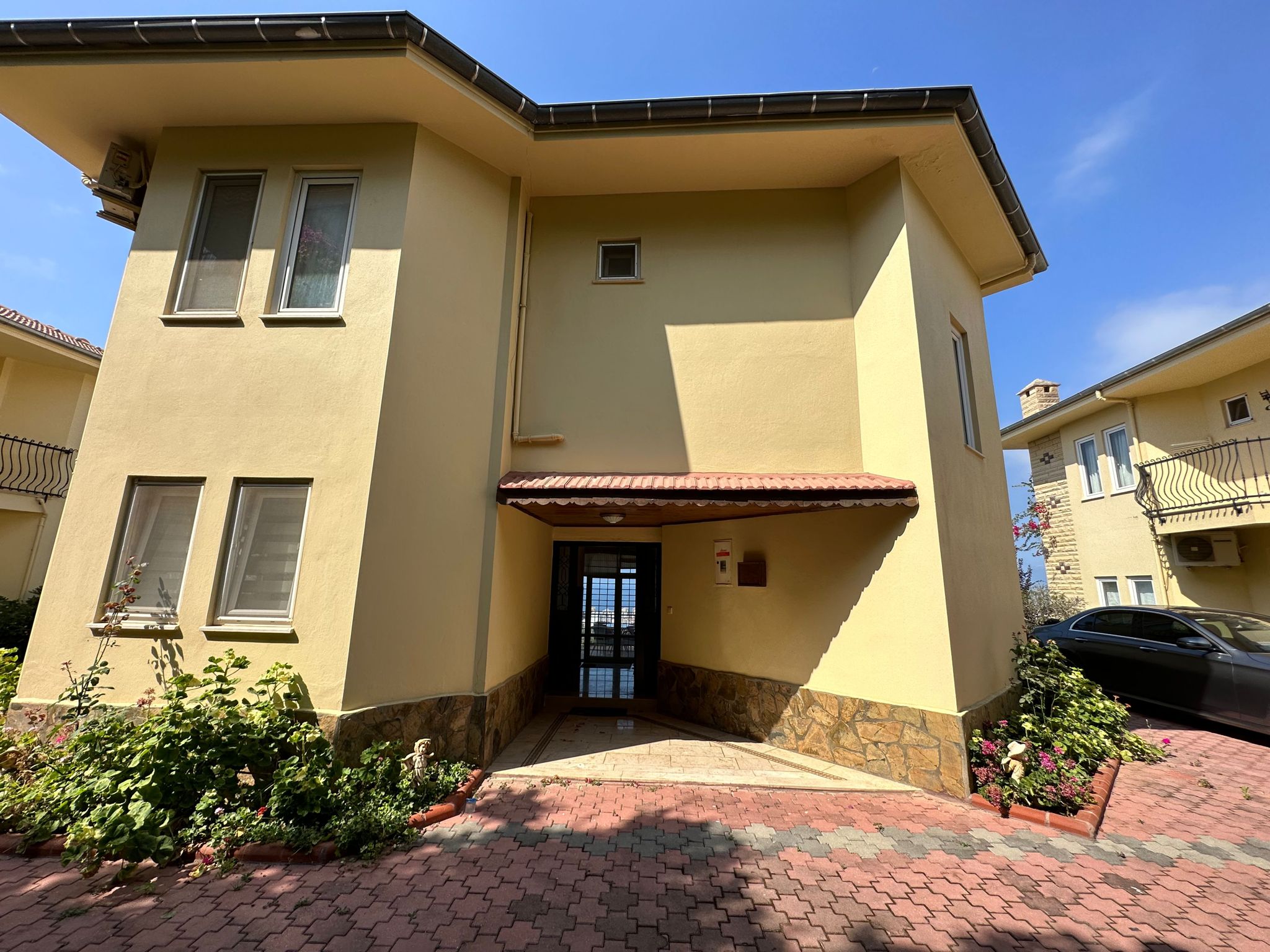 Mahmutlar'da bir otel kompleksinin arazisinde yer alan 4+1 villa – mobilyalı, bahçeli, panoramik manzaralı.