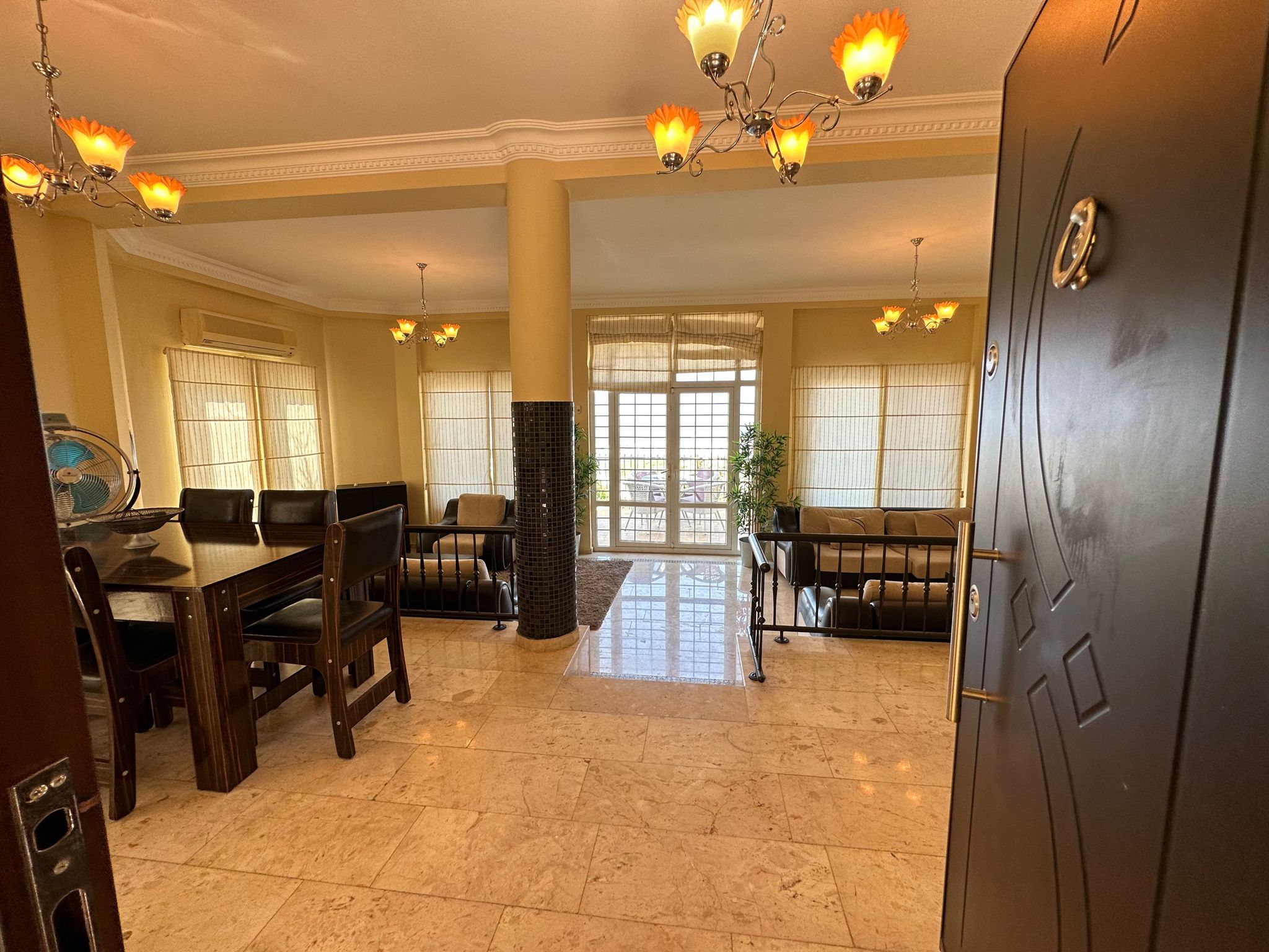 Mahmutlar'da bir otel kompleksinin arazisinde yer alan 4+1 villa – mobilyalı, bahçeli, panoramik manzaralı.
