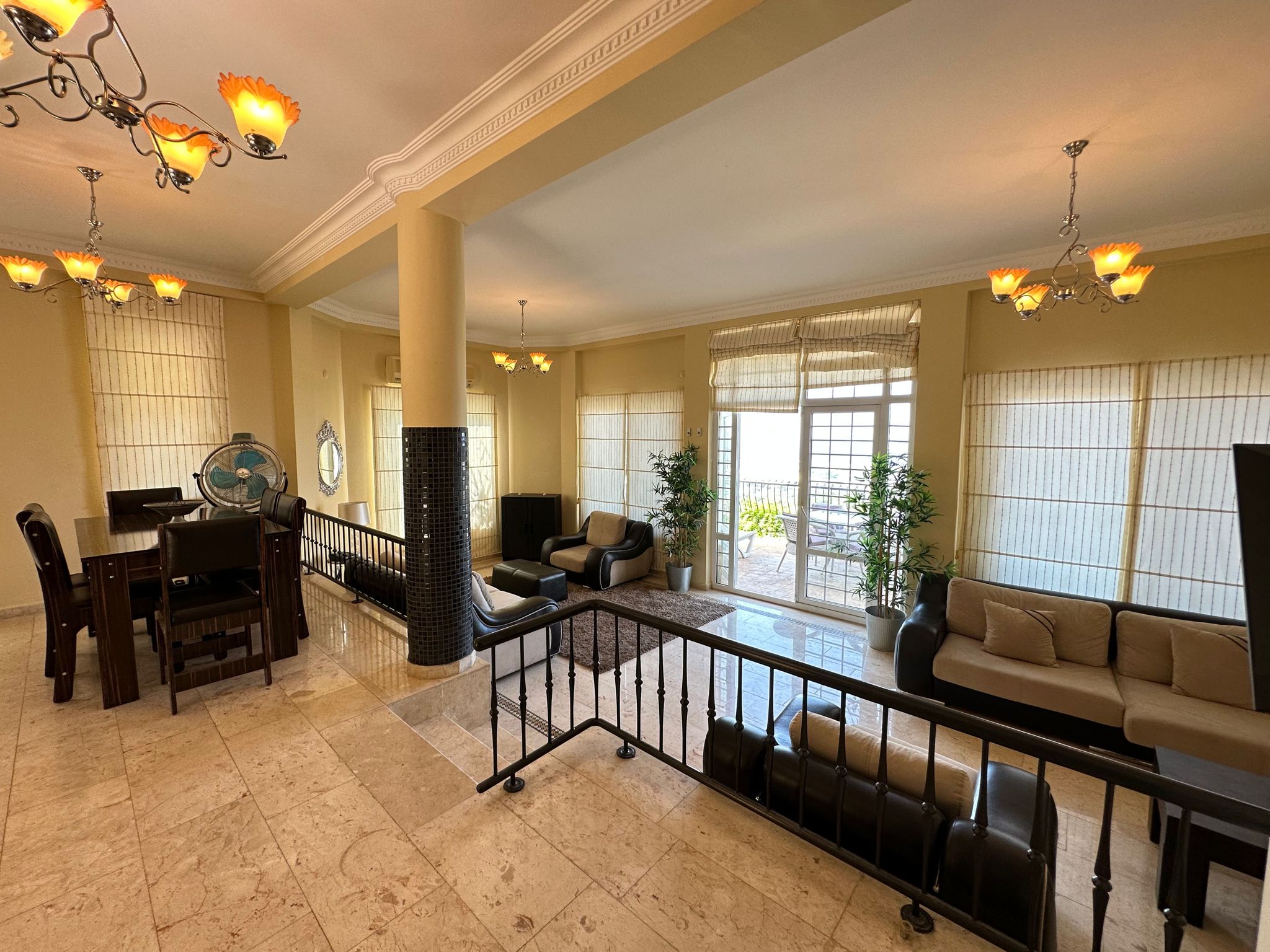 Mahmutlar'da bir otel kompleksinin arazisinde yer alan 4+1 villa – mobilyalı, bahçeli, panoramik manzaralı.