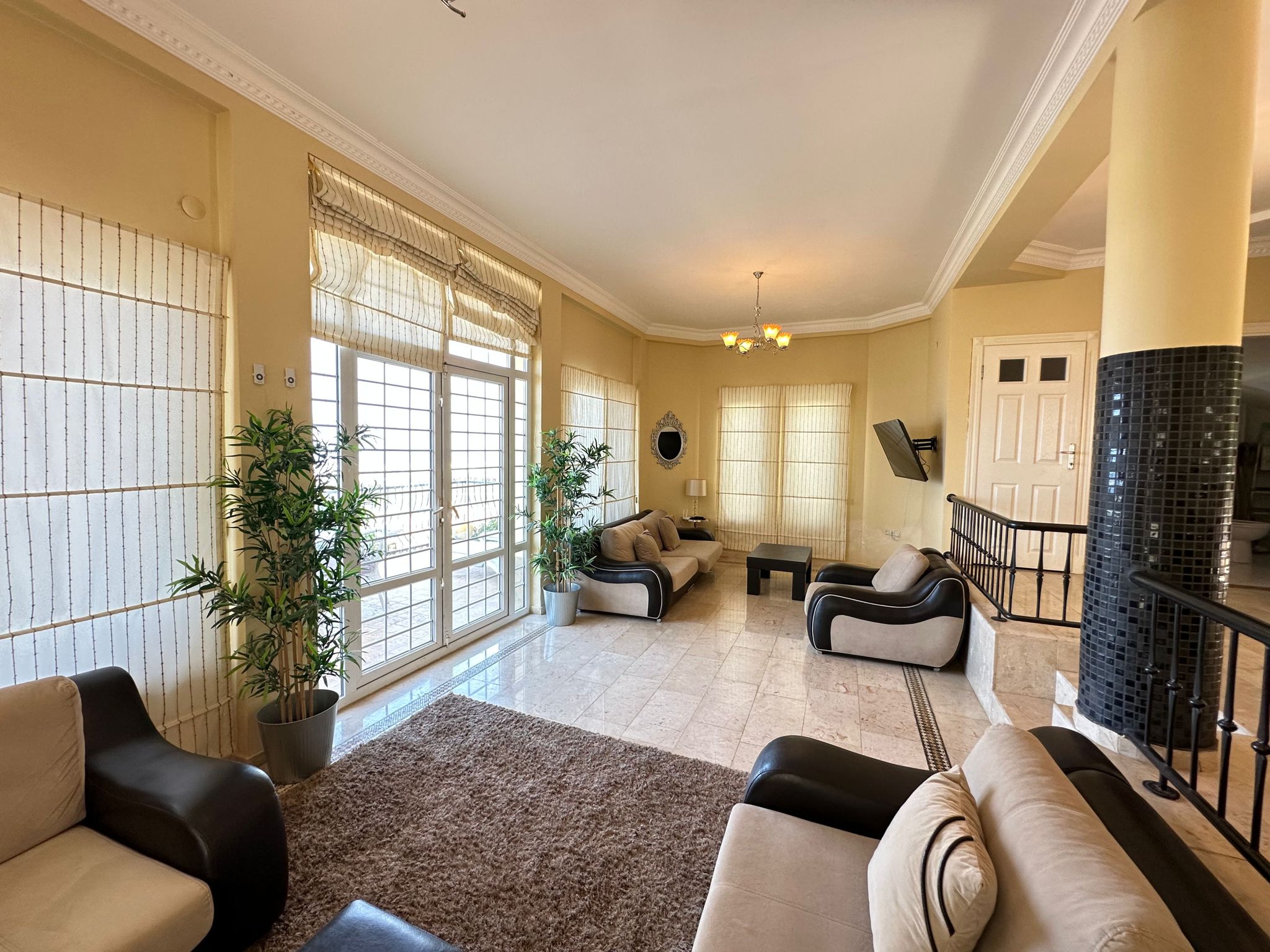 Mahmutlar'da bir otel kompleksinin arazisinde yer alan 4+1 villa – mobilyalı, bahçeli, panoramik manzaralı.