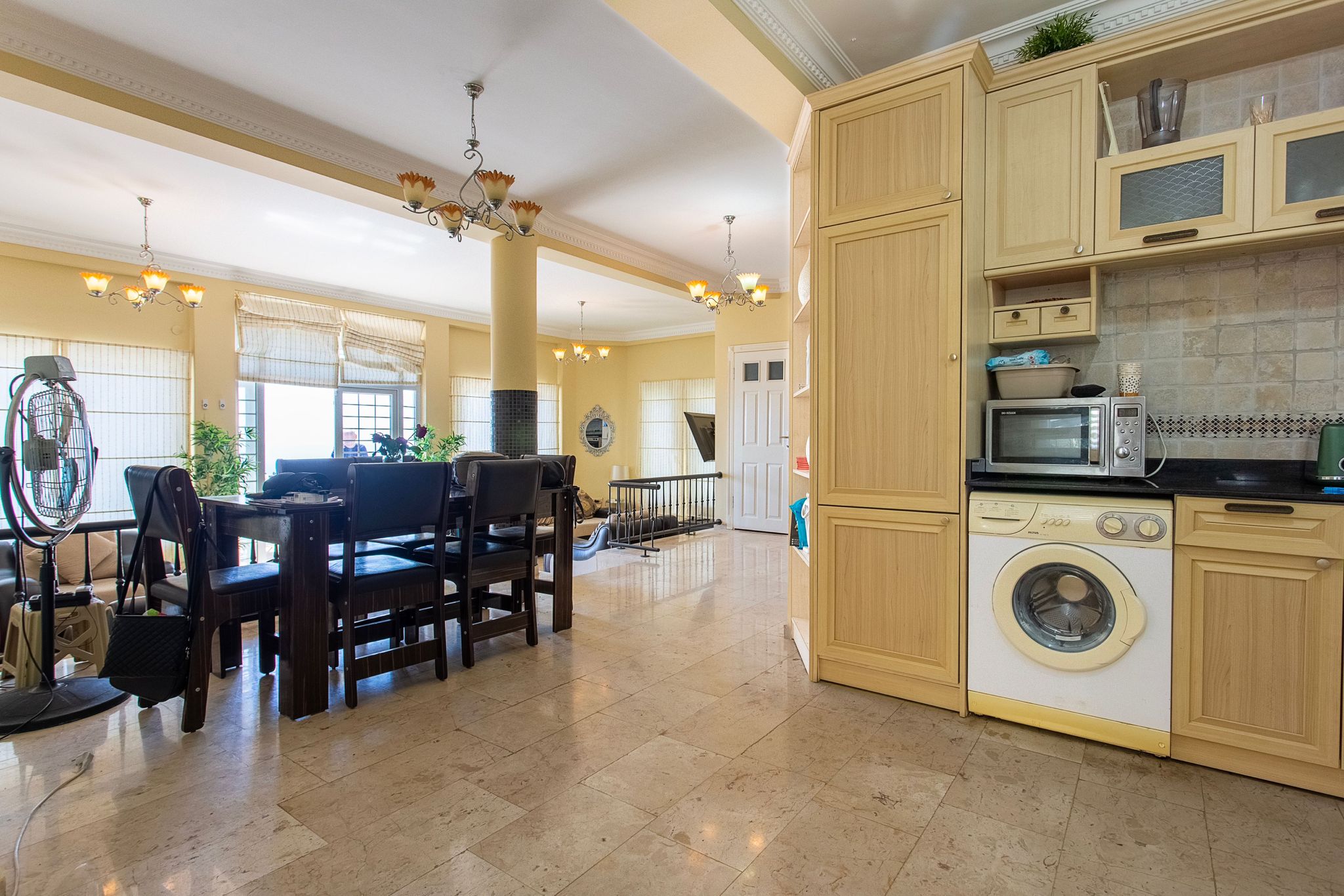 Mahmutlar'da bir otel kompleksinin arazisinde yer alan 4+1 villa – mobilyalı, bahçeli, panoramik manzaralı.