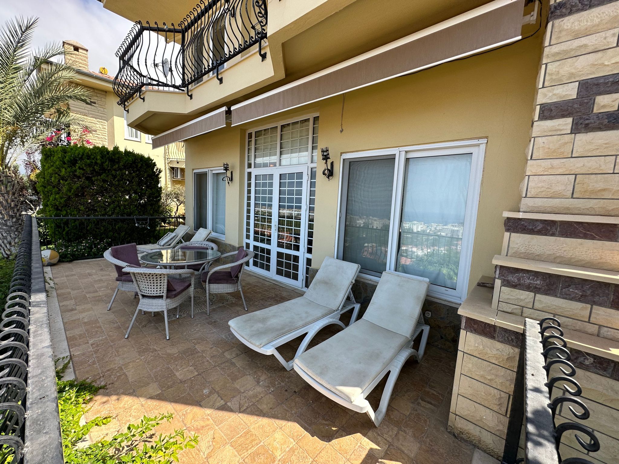 Mahmutlar'da bir otel kompleksinin arazisinde yer alan 4+1 villa – mobilyalı, bahçeli, panoramik manzaralı.