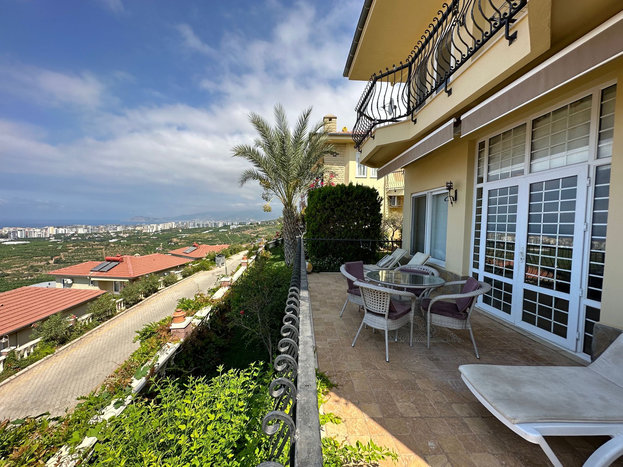Mahmutlar'da bir otel kompleksinin arazisinde yer alan 4+1 villa – mobilyalı, bahçeli, panoramik manzaralı.
