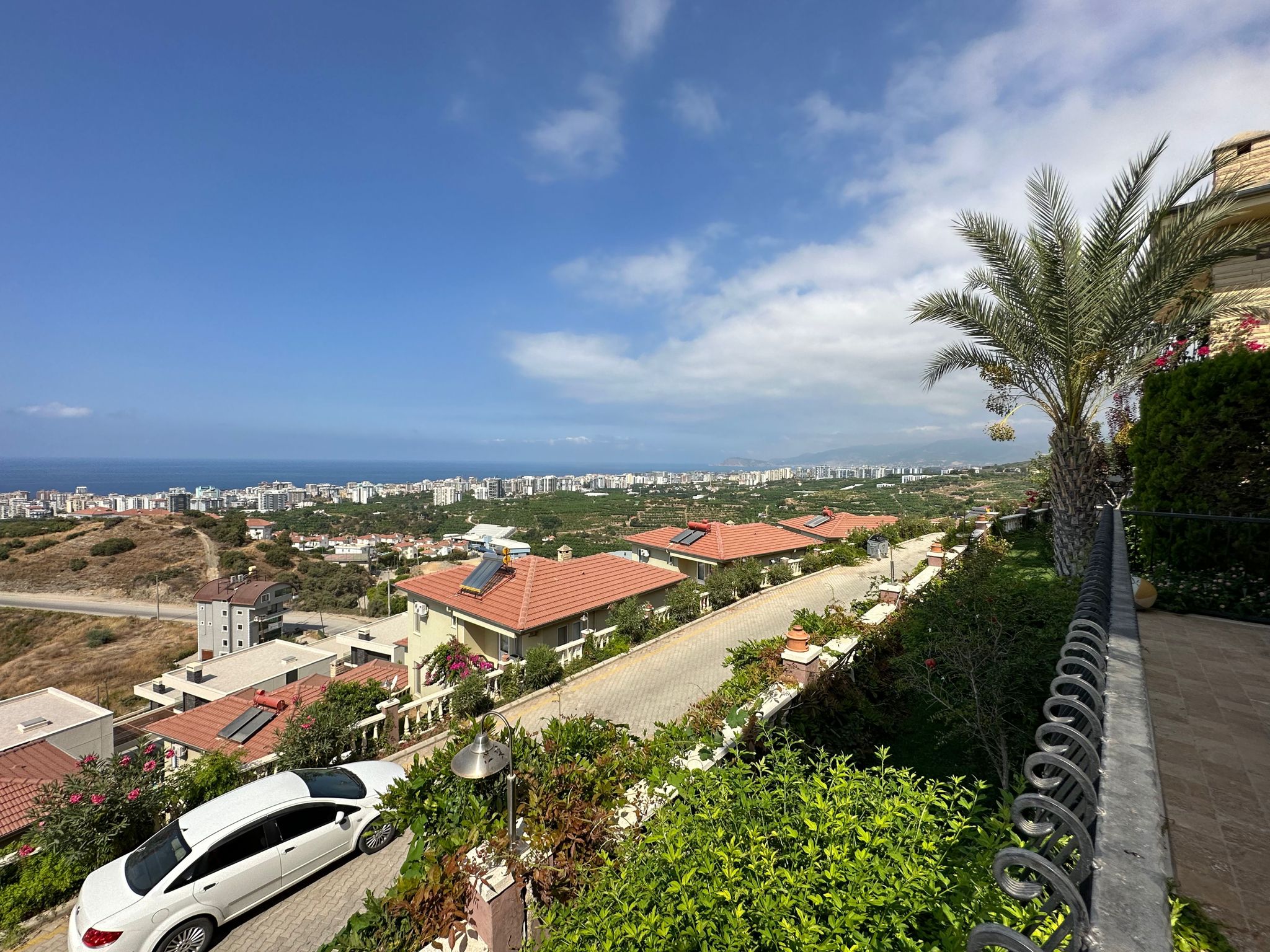 Mahmutlar'da bir otel kompleksinin arazisinde yer alan 4+1 villa – mobilyalı, bahçeli, panoramik manzaralı.
