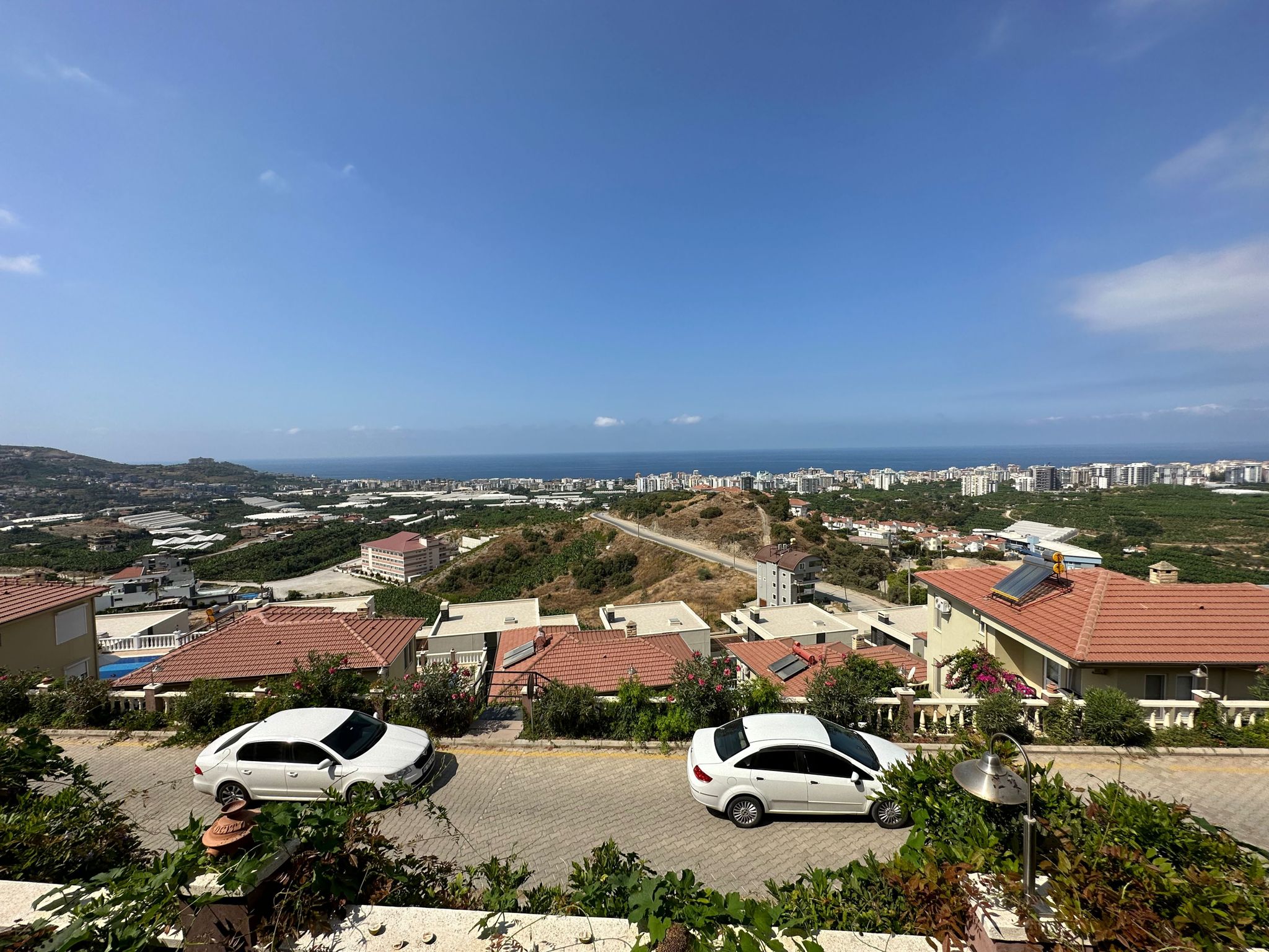Mahmutlar'da bir otel kompleksinin arazisinde yer alan 4+1 villa – mobilyalı, bahçeli, panoramik manzaralı.