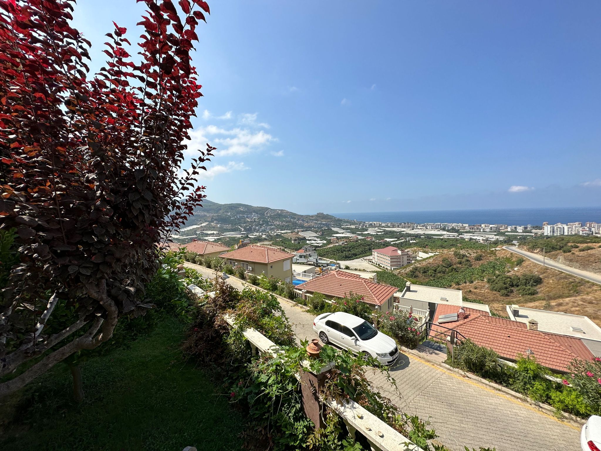 Mahmutlar'da bir otel kompleksinin arazisinde yer alan 4+1 villa – mobilyalı, bahçeli, panoramik manzaralı.