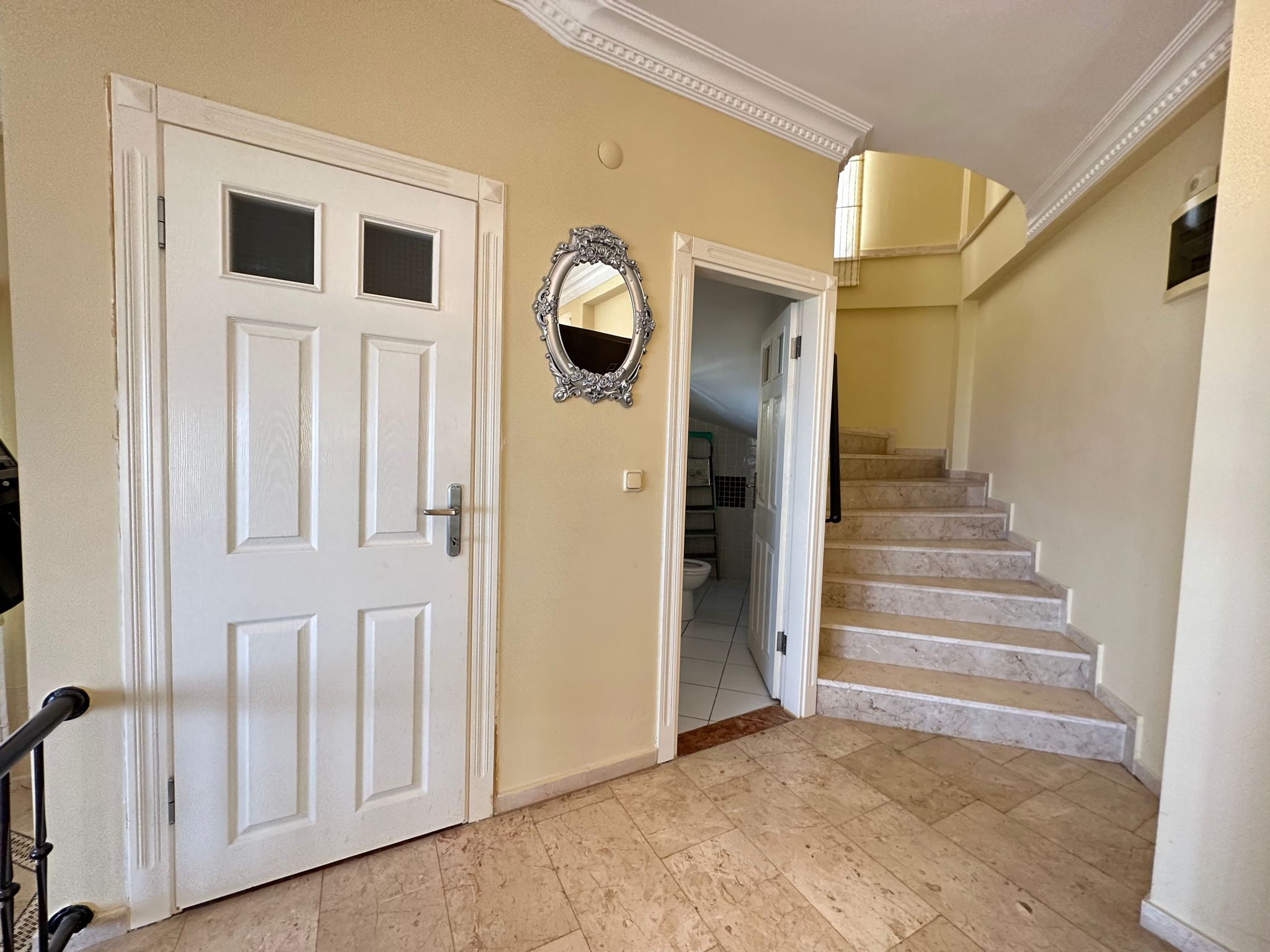Mahmutlar'da bir otel kompleksinin arazisinde yer alan 4+1 villa – mobilyalı, bahçeli, panoramik manzaralı.