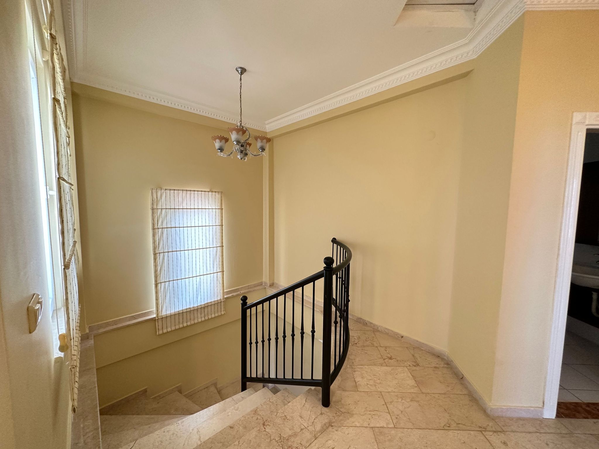 Mahmutlar'da bir otel kompleksinin arazisinde yer alan 4+1 villa – mobilyalı, bahçeli, panoramik manzaralı.
