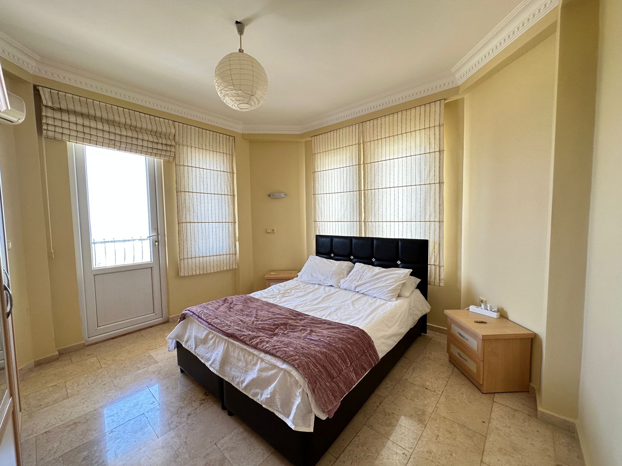 Mahmutlar'da bir otel kompleksinin arazisinde yer alan 4+1 villa – mobilyalı, bahçeli, panoramik manzaralı.