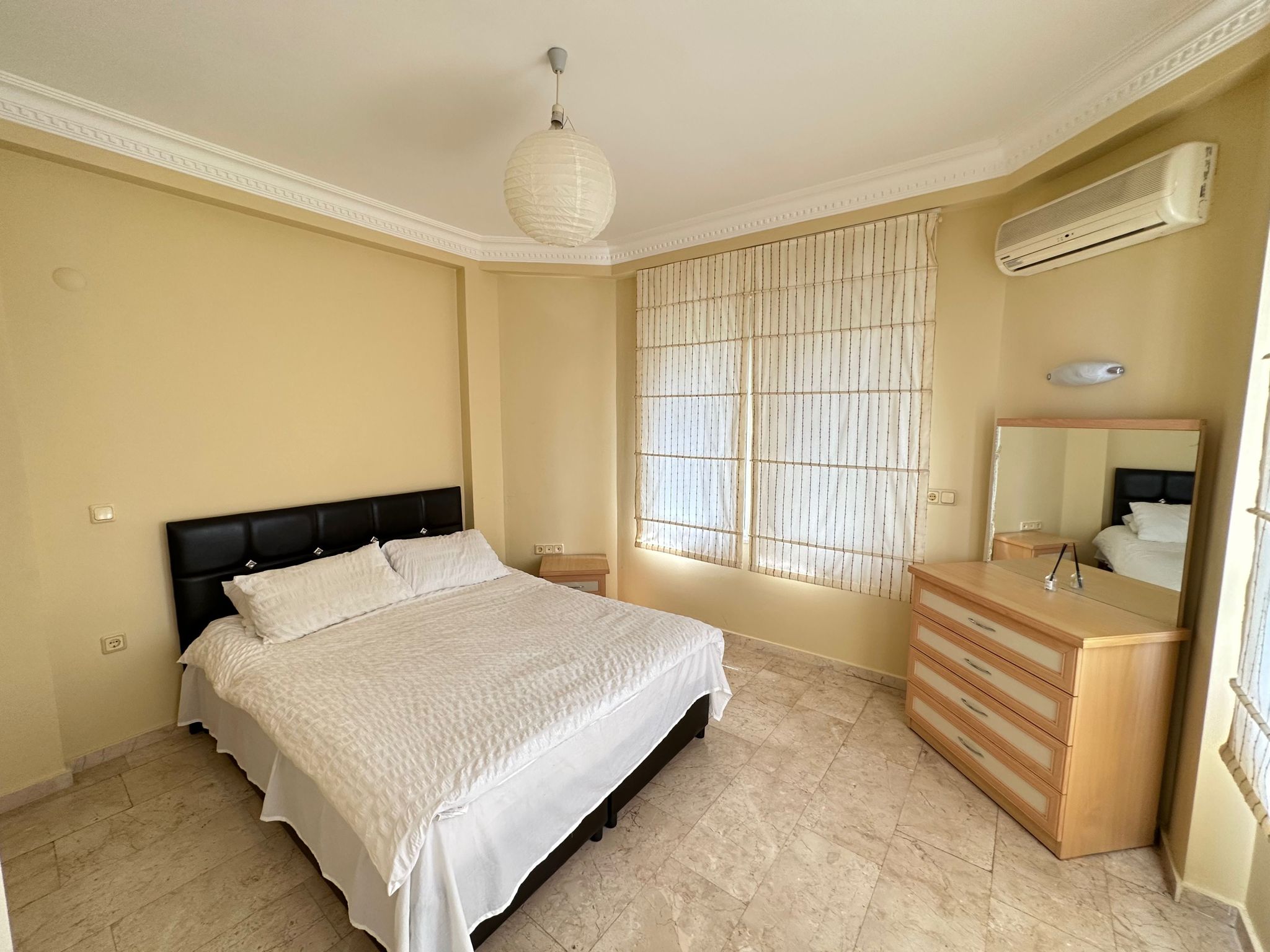 Mahmutlar'da bir otel kompleksinin arazisinde yer alan 4+1 villa – mobilyalı, bahçeli, panoramik manzaralı.