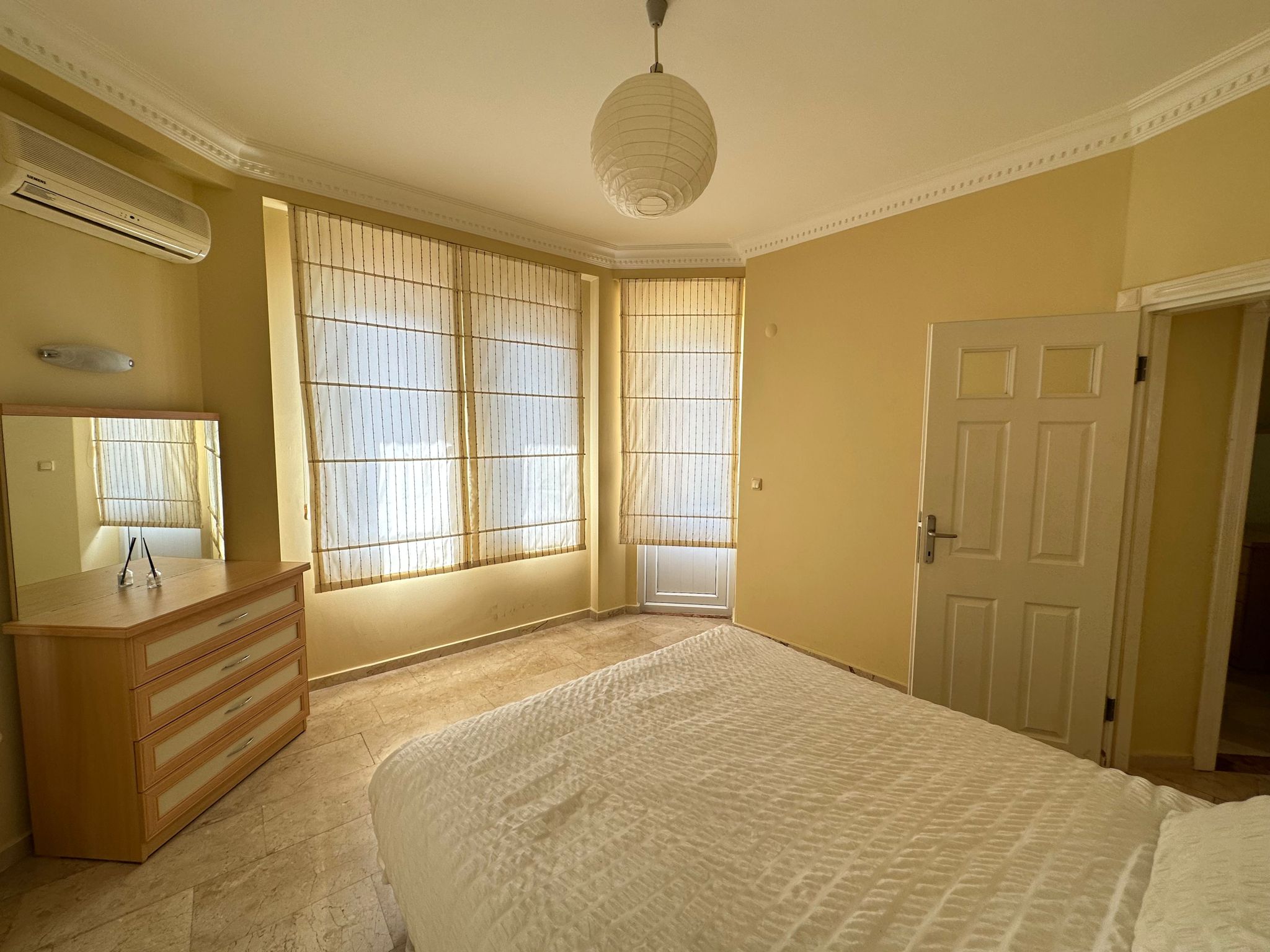 Mahmutlar'da bir otel kompleksinin arazisinde yer alan 4+1 villa – mobilyalı, bahçeli, panoramik manzaralı.