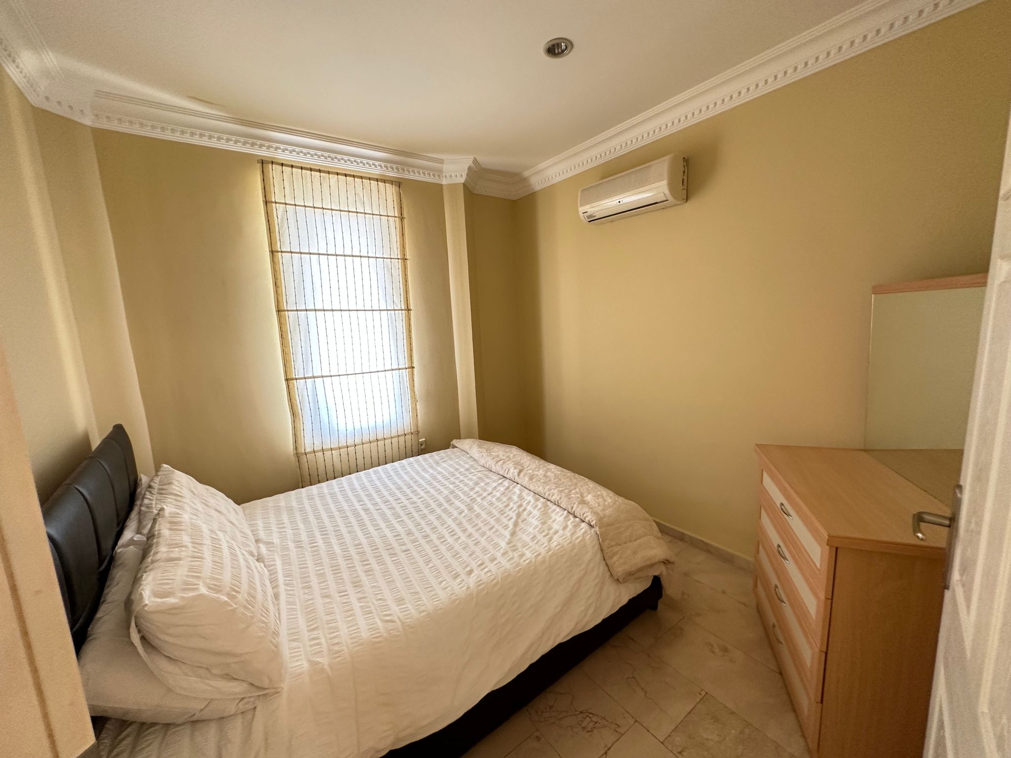 Mahmutlar'da bir otel kompleksinin arazisinde yer alan 4+1 villa – mobilyalı, bahçeli, panoramik manzaralı.