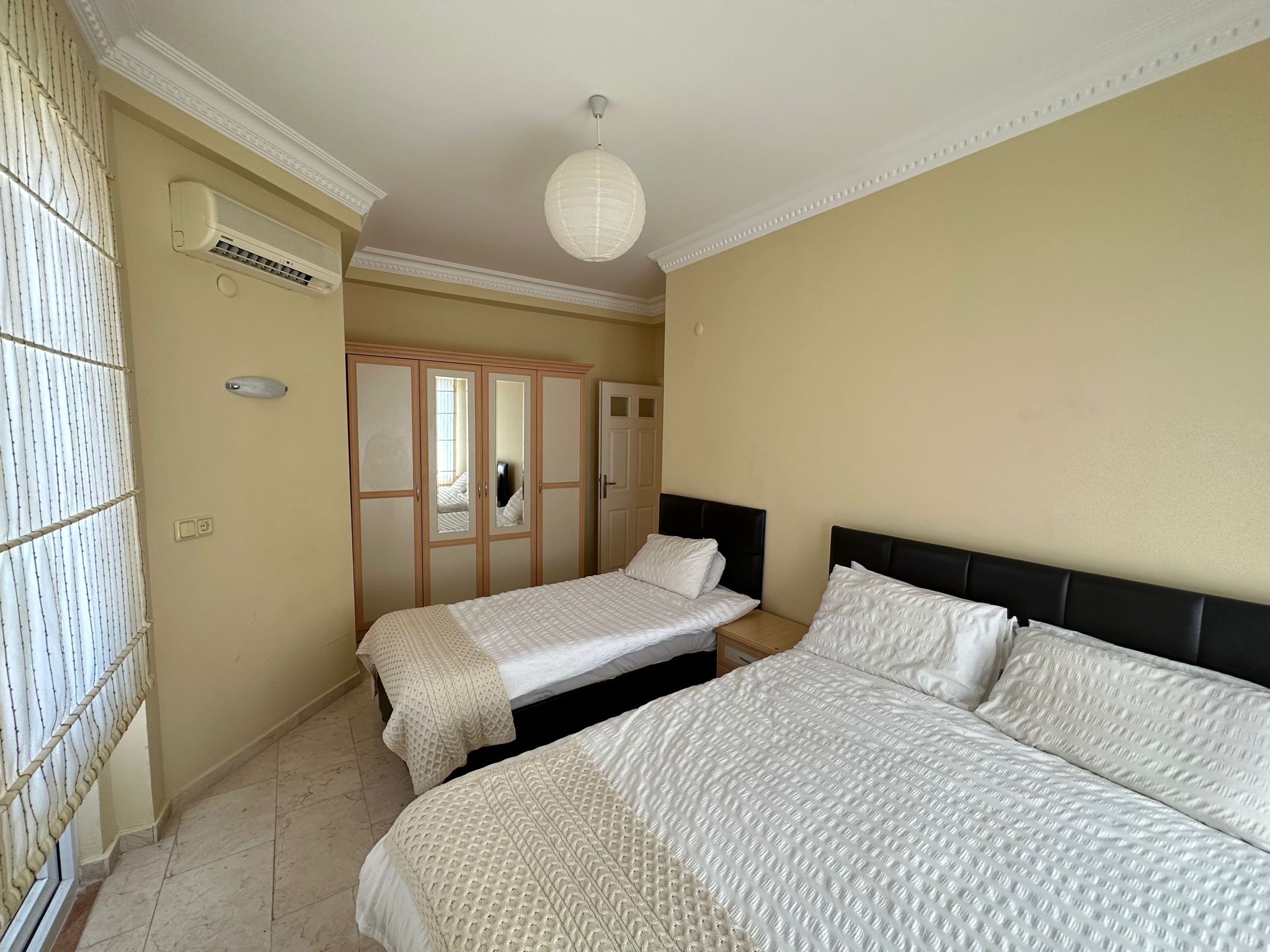 Mahmutlar'da bir otel kompleksinin arazisinde yer alan 4+1 villa – mobilyalı, bahçeli, panoramik manzaralı.