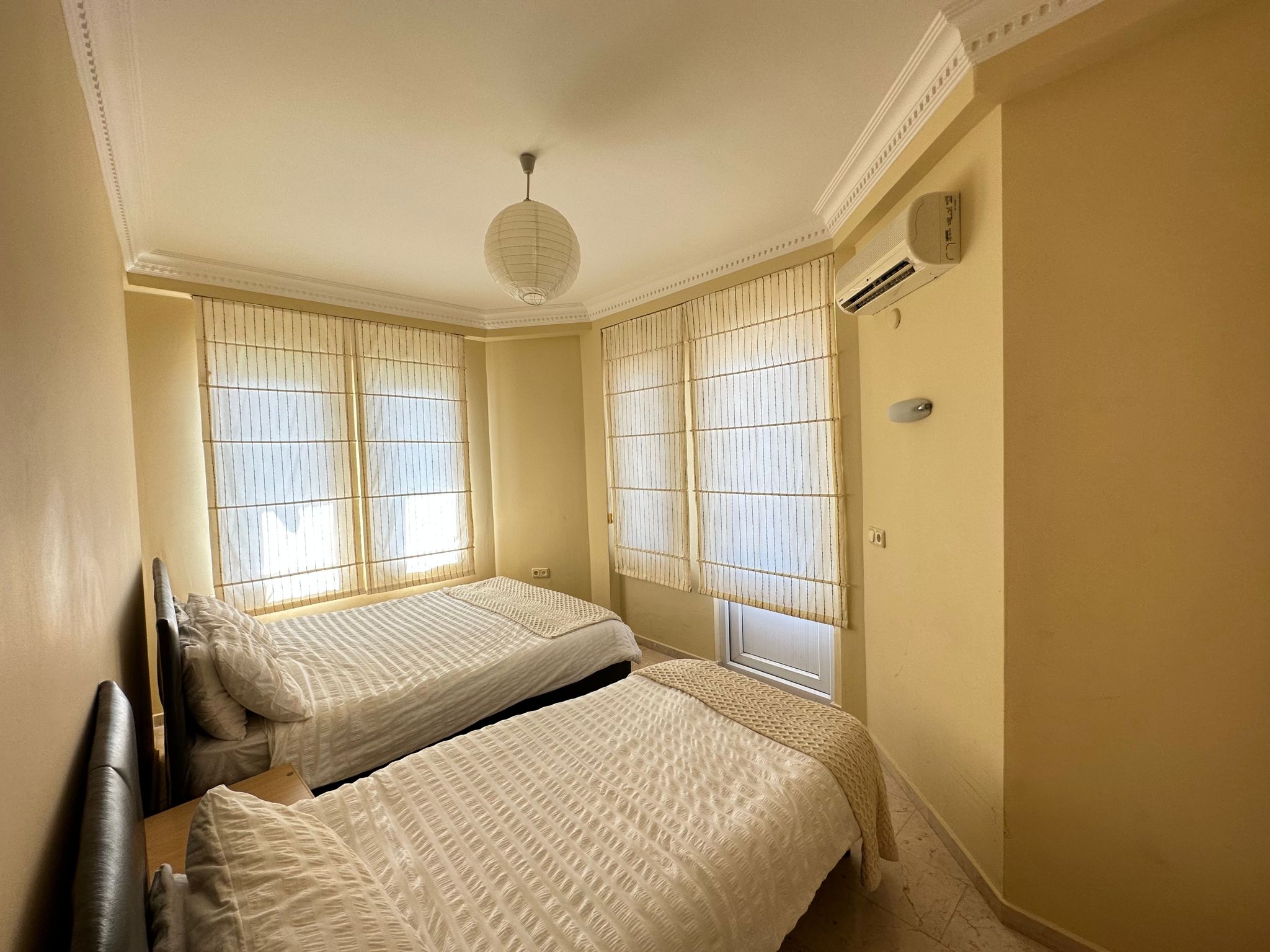 Mahmutlar'da bir otel kompleksinin arazisinde yer alan 4+1 villa – mobilyalı, bahçeli, panoramik manzaralı.