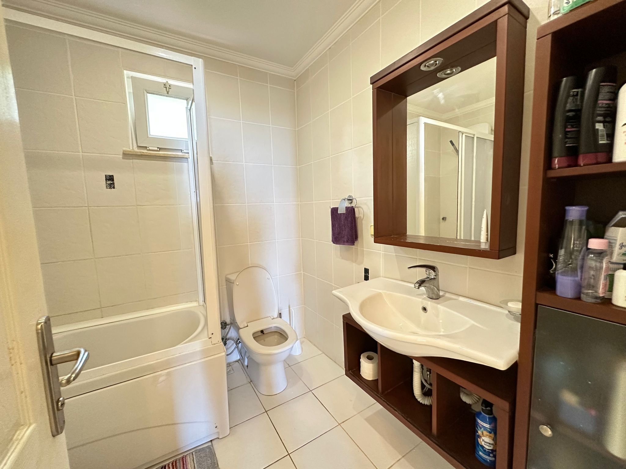 Mahmutlar'da bir otel kompleksinin arazisinde yer alan 4+1 villa – mobilyalı, bahçeli, panoramik manzaralı.