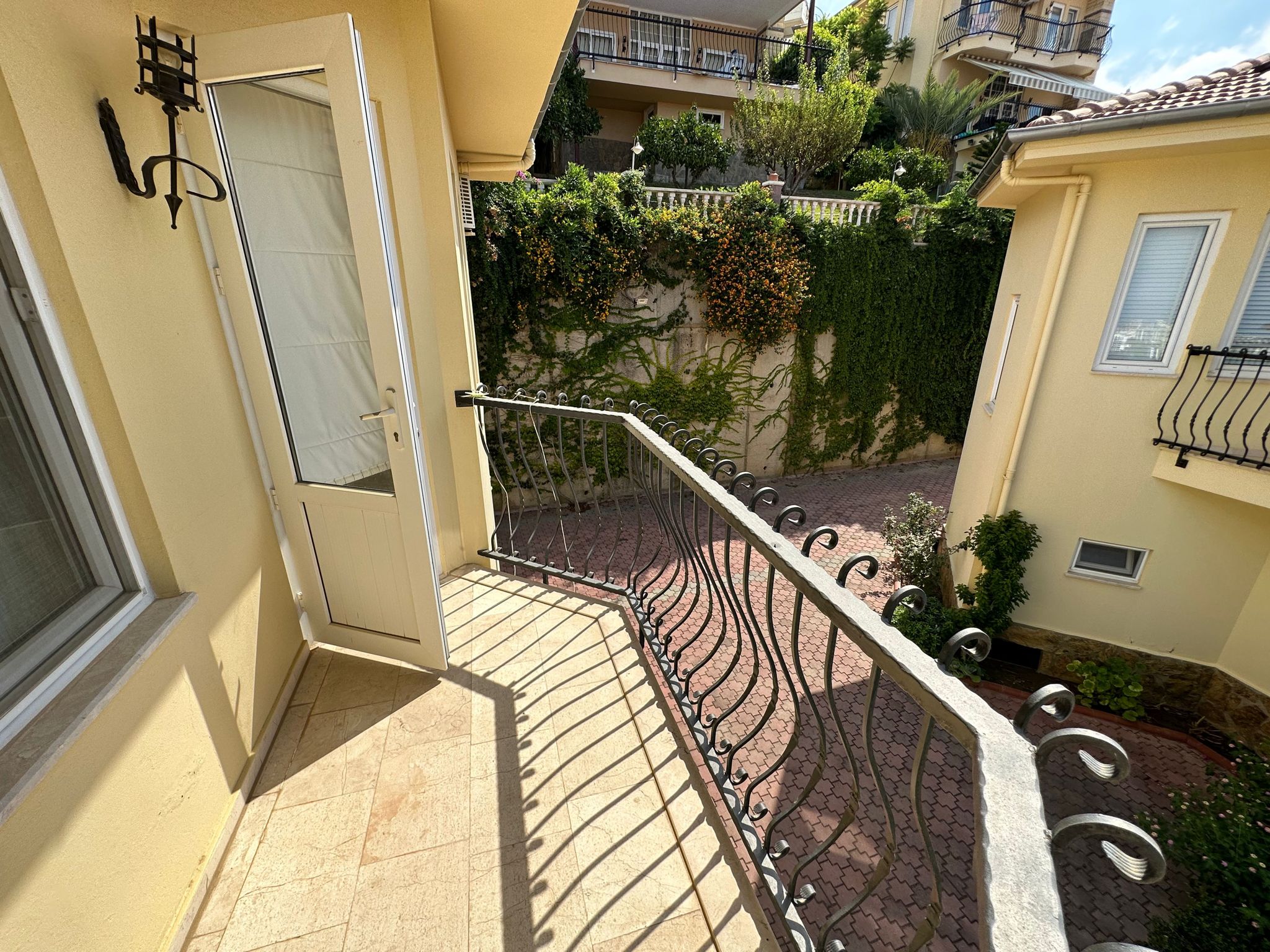 Mahmutlar'da bir otel kompleksinin arazisinde yer alan 4+1 villa – mobilyalı, bahçeli, panoramik manzaralı.