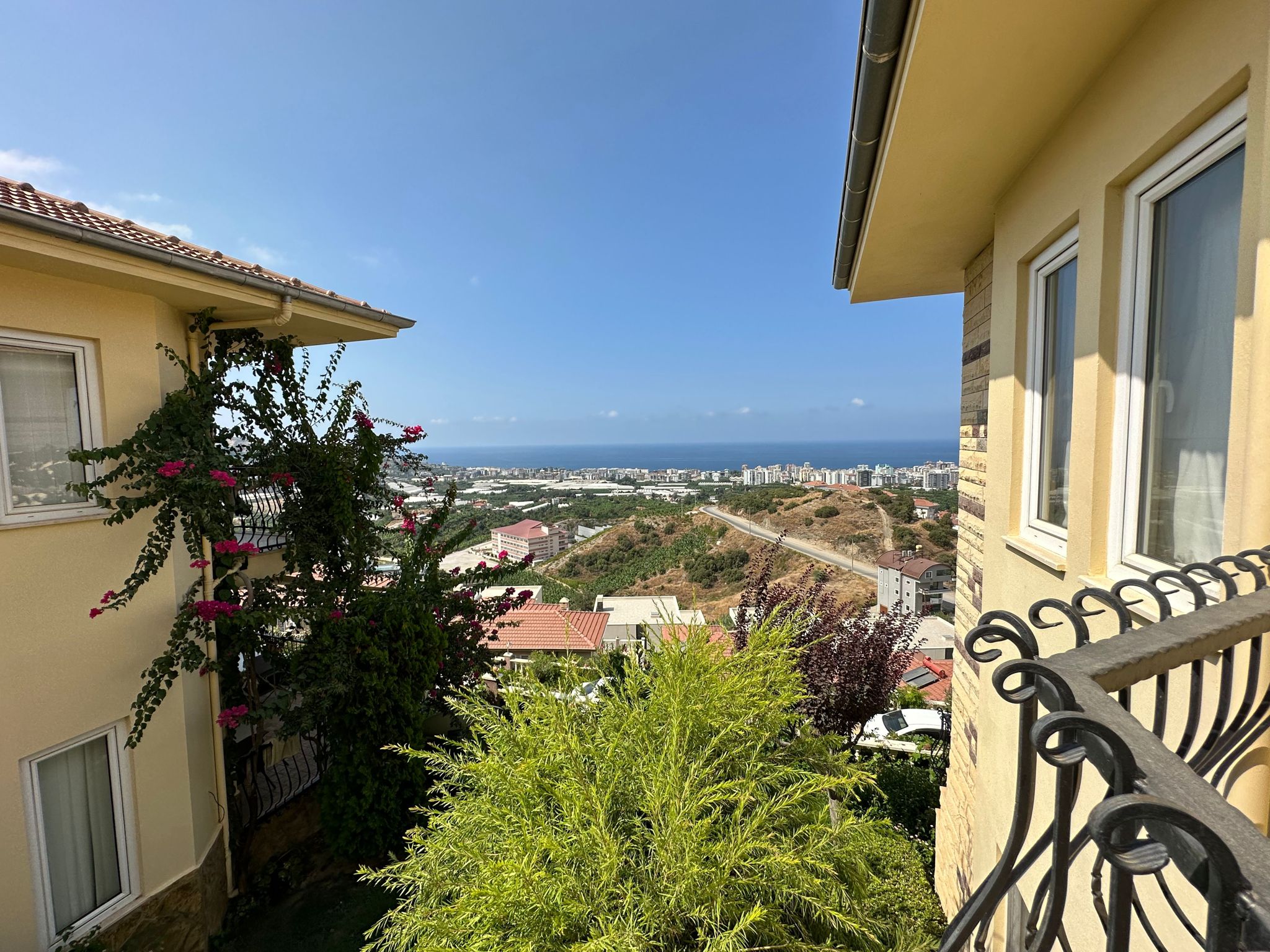 Mahmutlar'da bir otel kompleksinin arazisinde yer alan 4+1 villa – mobilyalı, bahçeli, panoramik manzaralı.