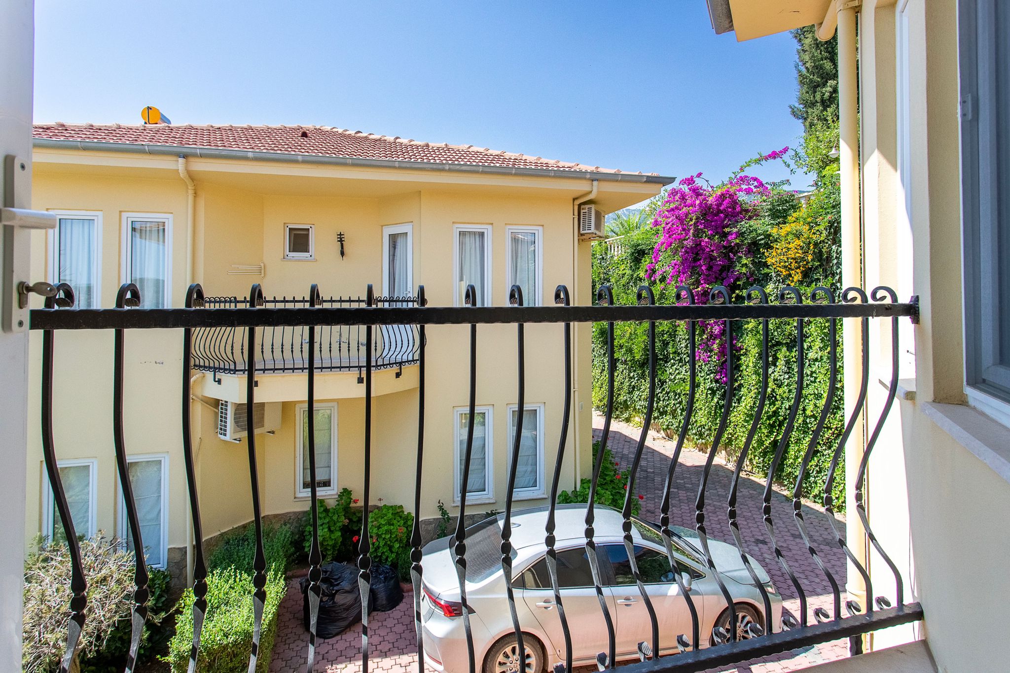 Mahmutlar'da bir otel kompleksinin arazisinde yer alan 4+1 villa – mobilyalı, bahçeli, panoramik manzaralı.