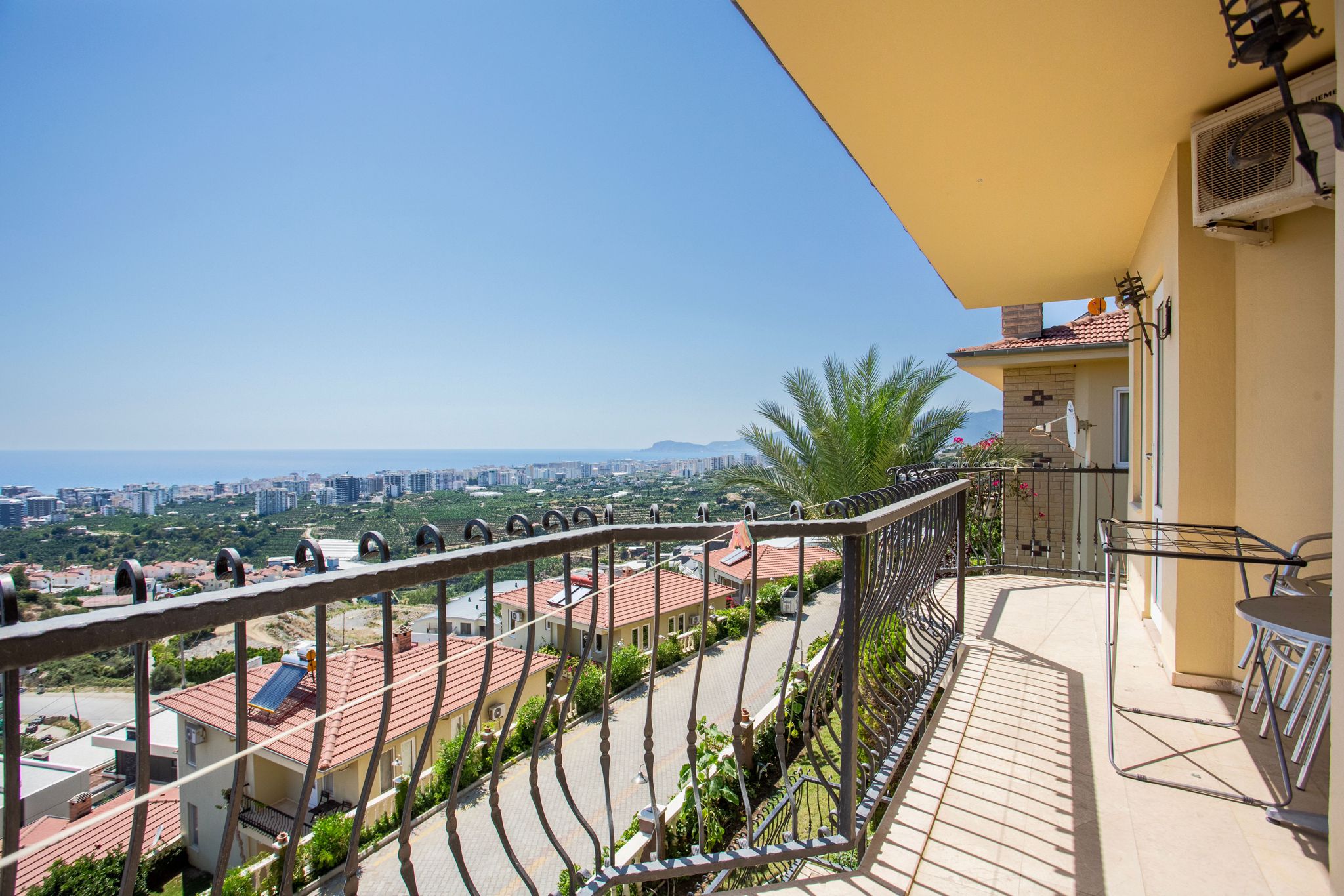 Mahmutlar'da bir otel kompleksinin arazisinde yer alan 4+1 villa – mobilyalı, bahçeli, panoramik manzaralı.