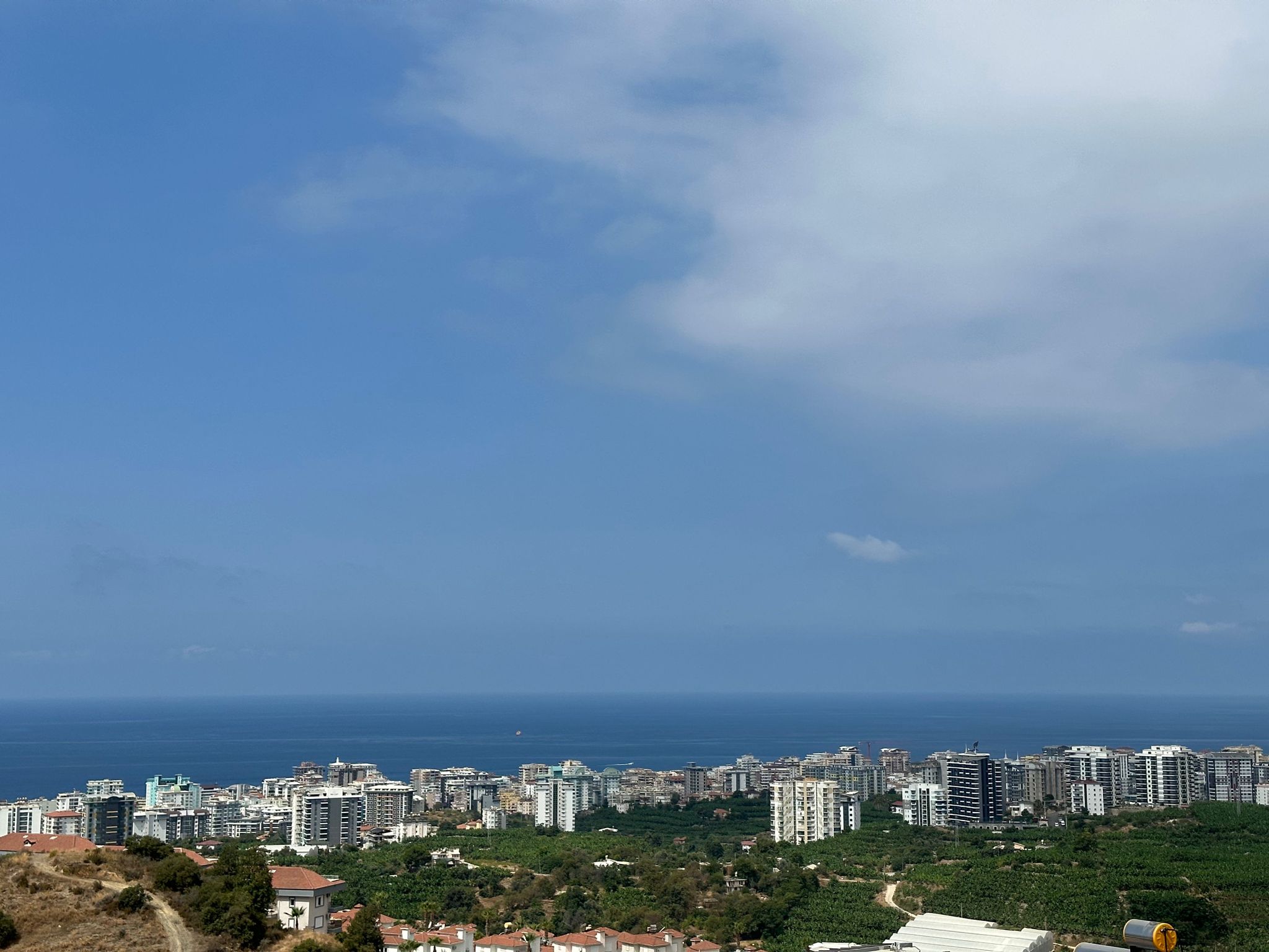 Mahmutlar'da bir otel kompleksinin arazisinde yer alan 4+1 villa – mobilyalı, bahçeli, panoramik manzaralı.