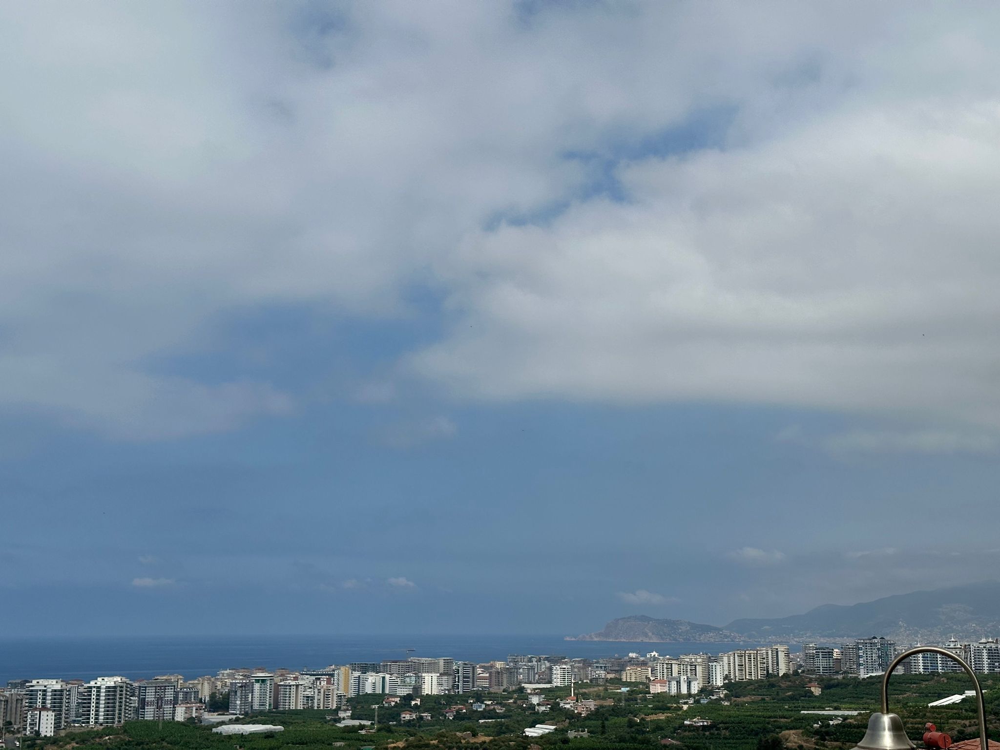 Mahmutlar'da bir otel kompleksinin arazisinde yer alan 4+1 villa – mobilyalı, bahçeli, panoramik manzaralı.