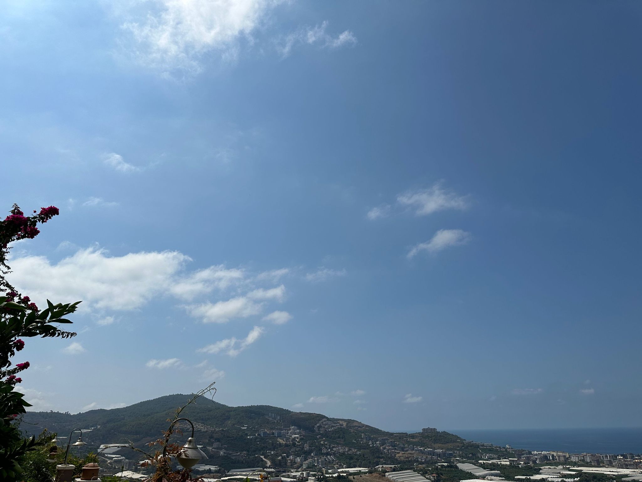 Mahmutlar'da bir otel kompleksinin arazisinde yer alan 4+1 villa – mobilyalı, bahçeli, panoramik manzaralı.