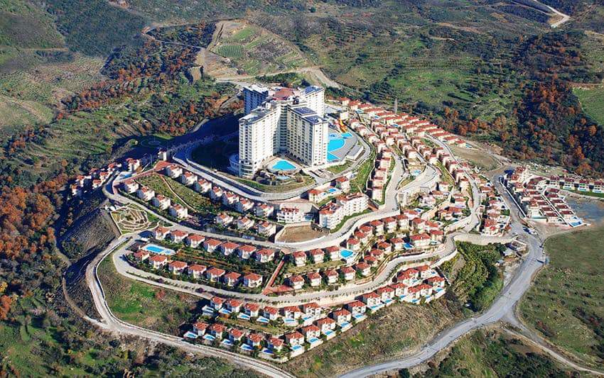 Mahmutlar'da bir otel kompleksinin arazisinde yer alan 4+1 villa – mobilyalı, bahçeli, panoramik manzaralı.