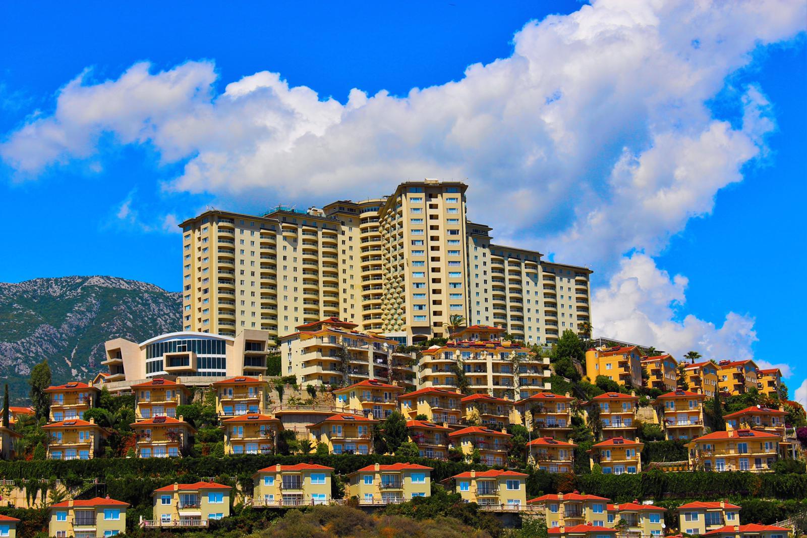 Mahmutlar'da bir otel kompleksinin arazisinde yer alan 4+1 villa – mobilyalı, bahçeli, panoramik manzaralı.