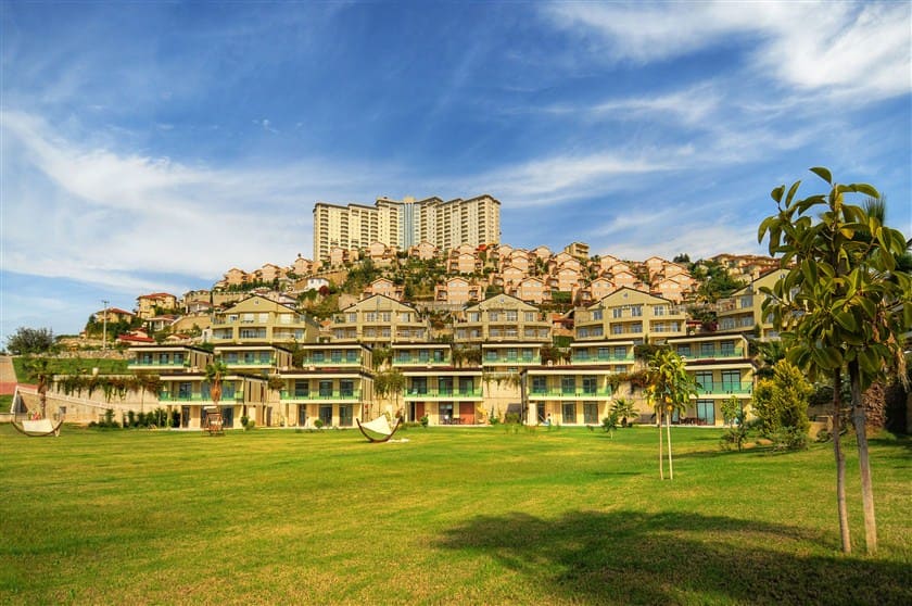 Mahmutlar'da bir otel kompleksinin arazisinde yer alan 4+1 villa – mobilyalı, bahçeli, panoramik manzaralı.