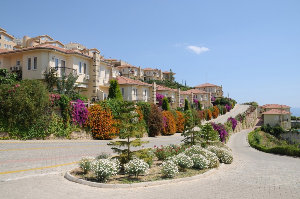 Mahmutlar'da bir otel kompleksinin arazisinde yer alan 4+1 villa – mobilyalı, bahçeli, panoramik manzaralı.
