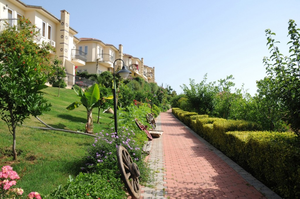 Mahmutlar'da bir otel kompleksinin arazisinde yer alan 4+1 villa – mobilyalı, bahçeli, panoramik manzaralı.