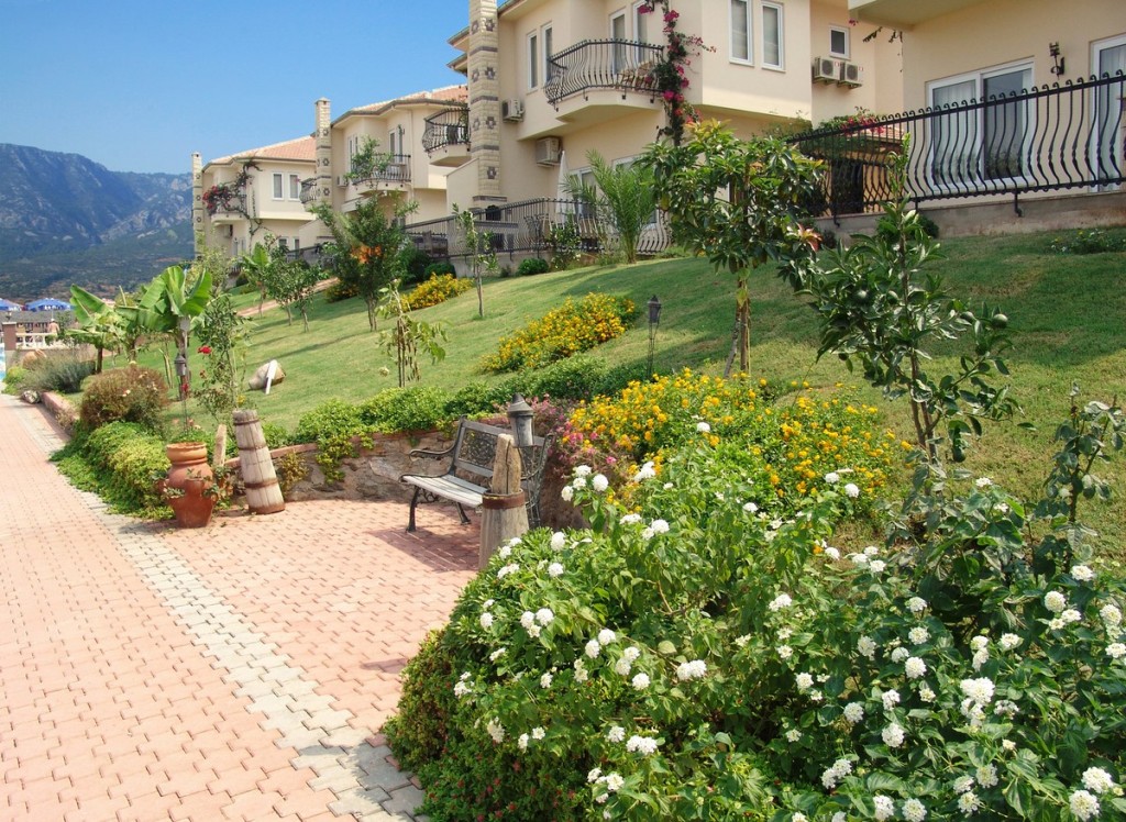 Mahmutlar'da bir otel kompleksinin arazisinde yer alan 4+1 villa – mobilyalı, bahçeli, panoramik manzaralı.