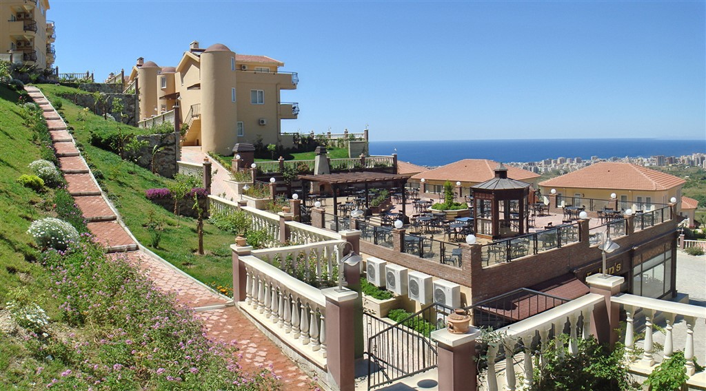 Mahmutlar'da bir otel kompleksinin arazisinde yer alan 4+1 villa – mobilyalı, bahçeli, panoramik manzaralı.