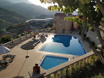Mahmutlar'da bir otel kompleksinin arazisinde yer alan 4+1 villa – mobilyalı, bahçeli, panoramik manzaralı.
