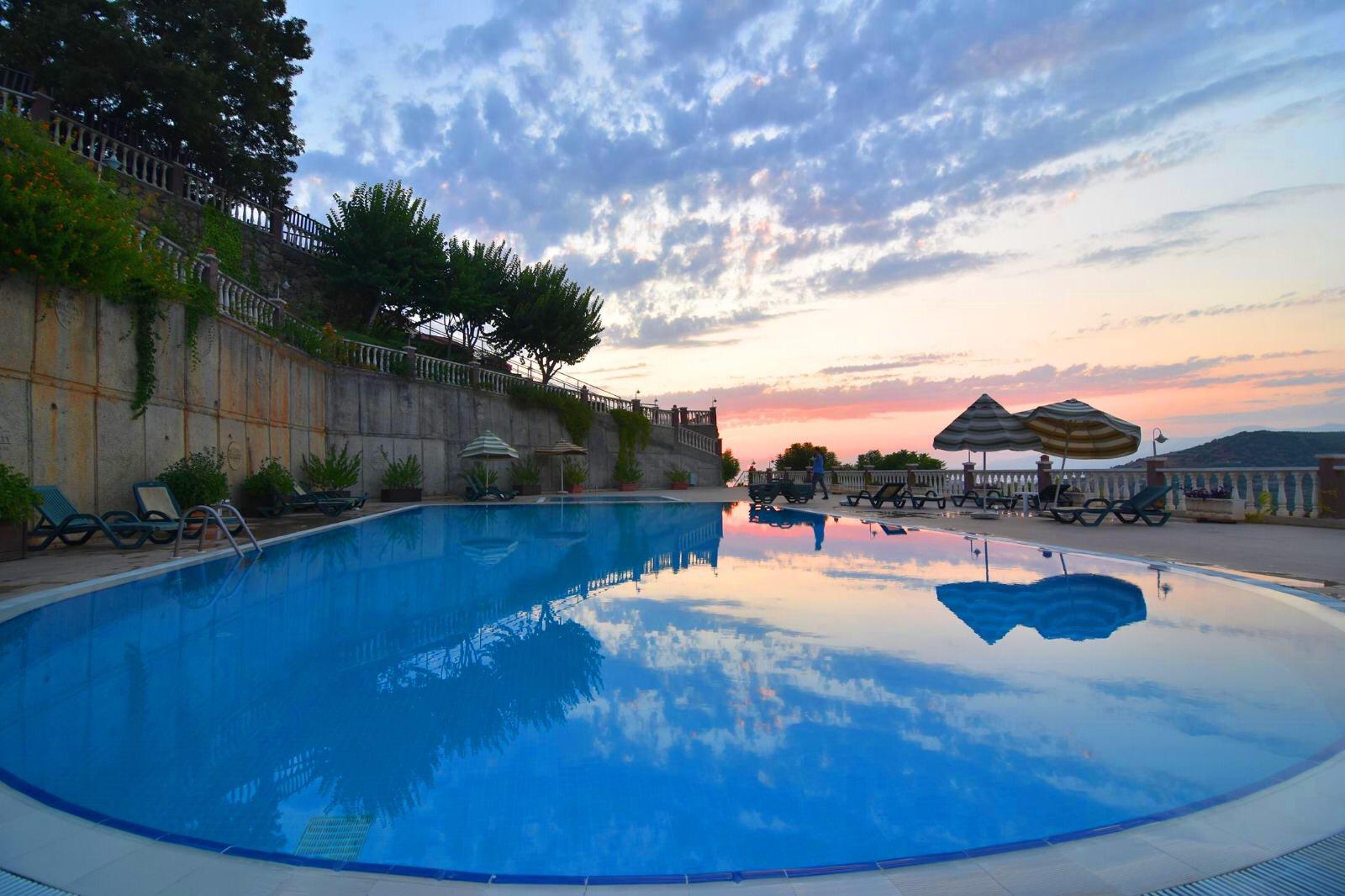 Mahmutlar'da bir otel kompleksinin arazisinde yer alan 4+1 villa – mobilyalı, bahçeli, panoramik manzaralı.