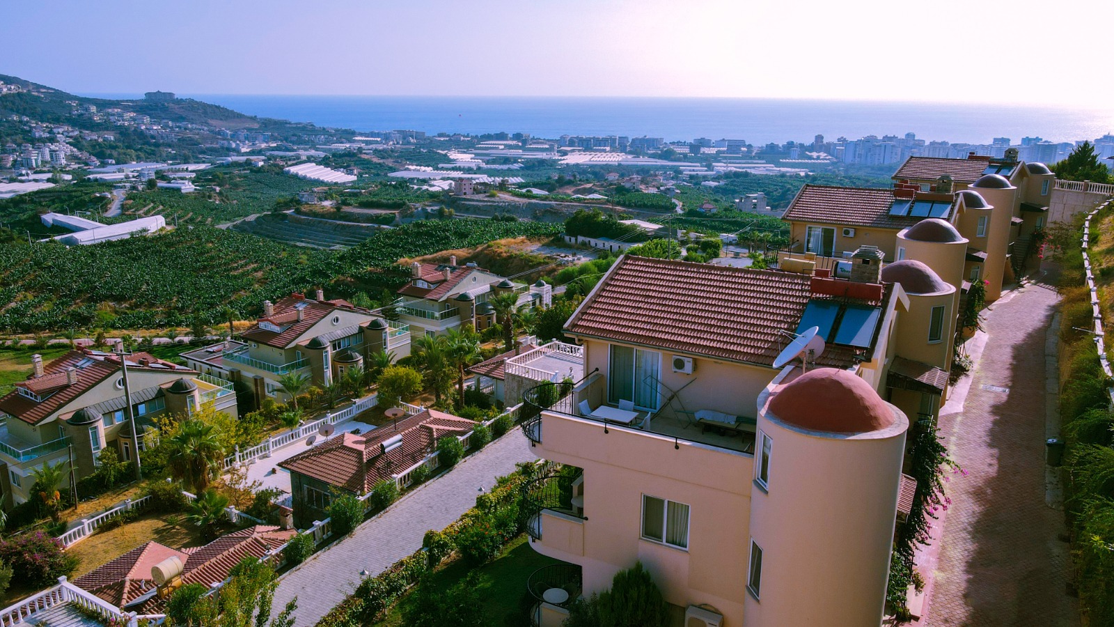 Mahmutlar'da bir otel kompleksinin arazisinde yer alan 4+1 villa – mobilyalı, bahçeli, panoramik manzaralı.