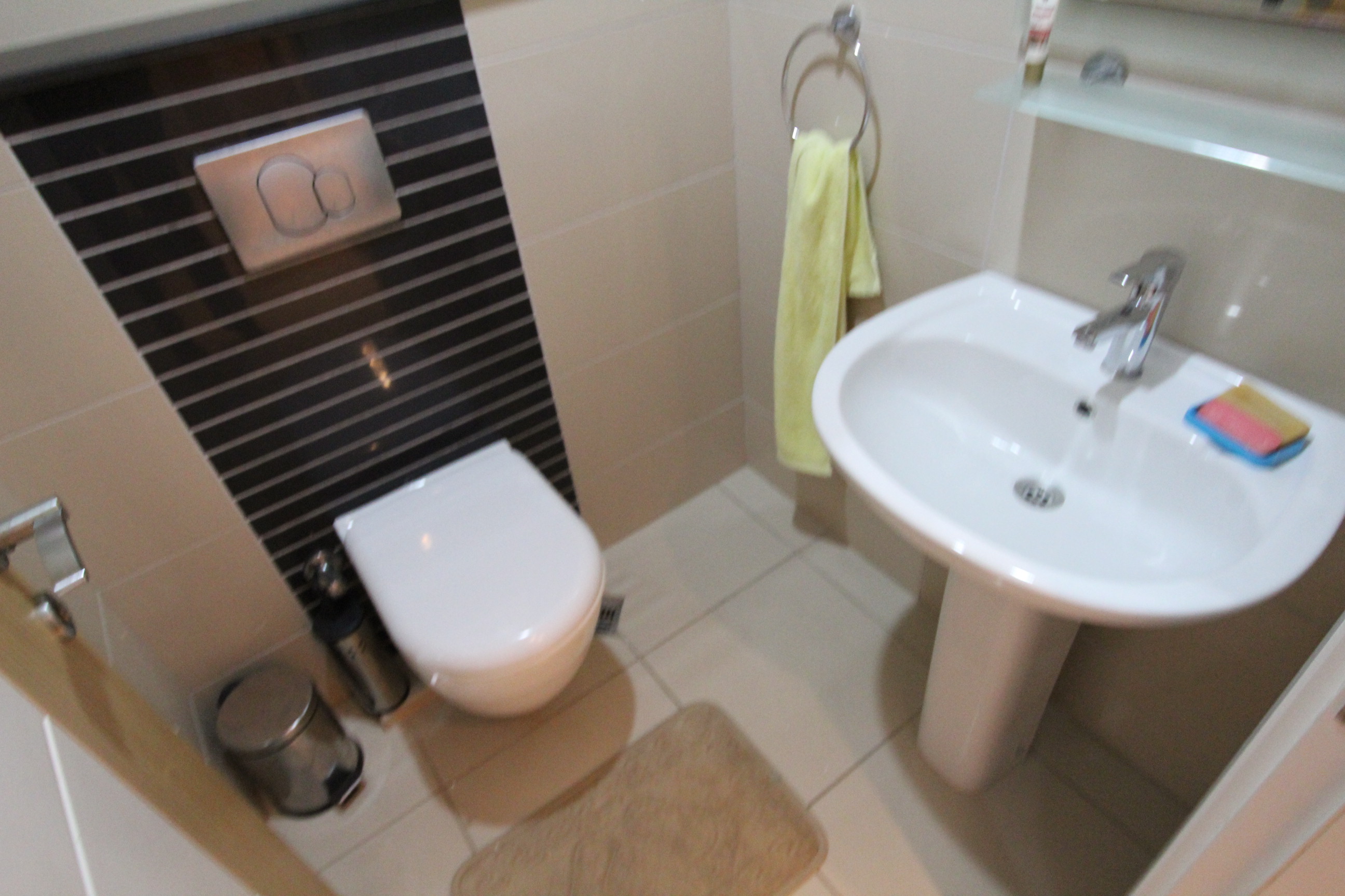 Beyaz lavabo ve siyah-beyaz fayanslı banyo Kestel’de