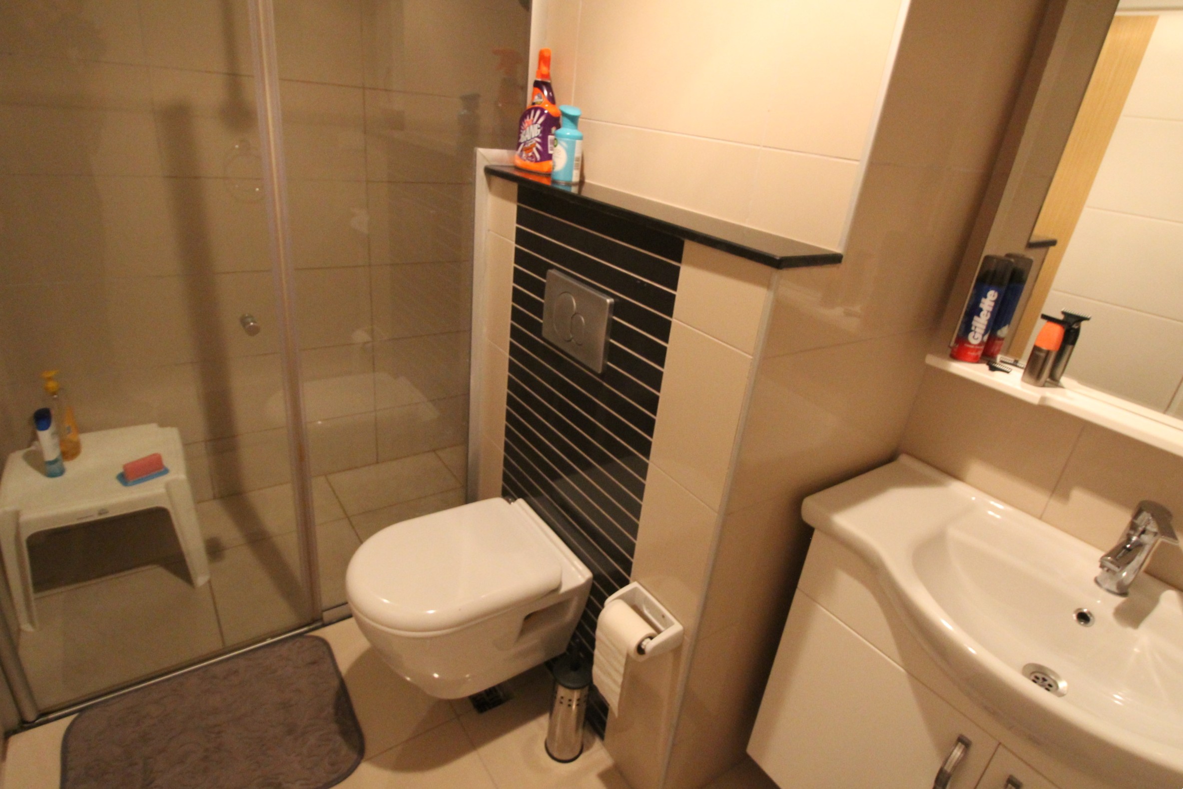 Cam duş kabinli ve dolaplı lavabolu banyo Kestel’deki dairede