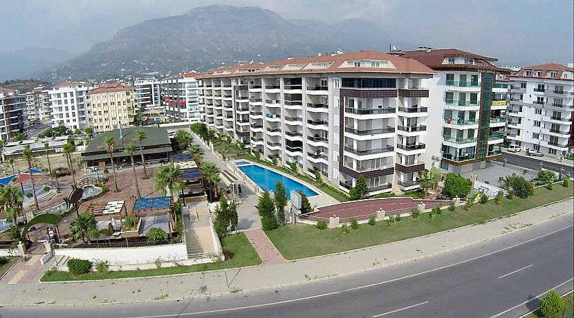 Dağ manzaralı konut kompleksinde açık havuz ve yürüyüş yolları Kestel’de Türkiye’de