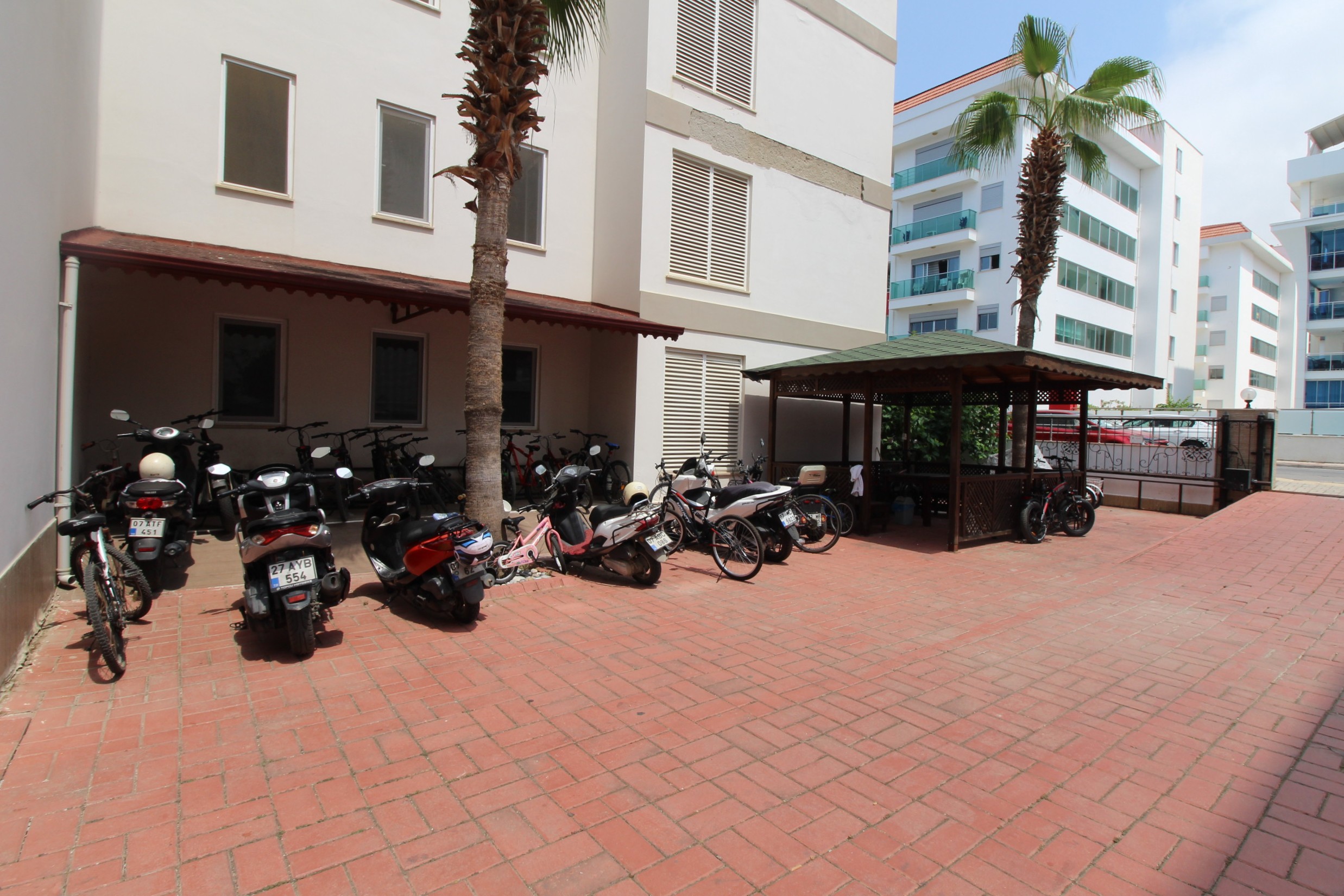 Palmiyeli kapalı motosiklet parkı Kestel’de dairelerin bulunduğu rezidansta