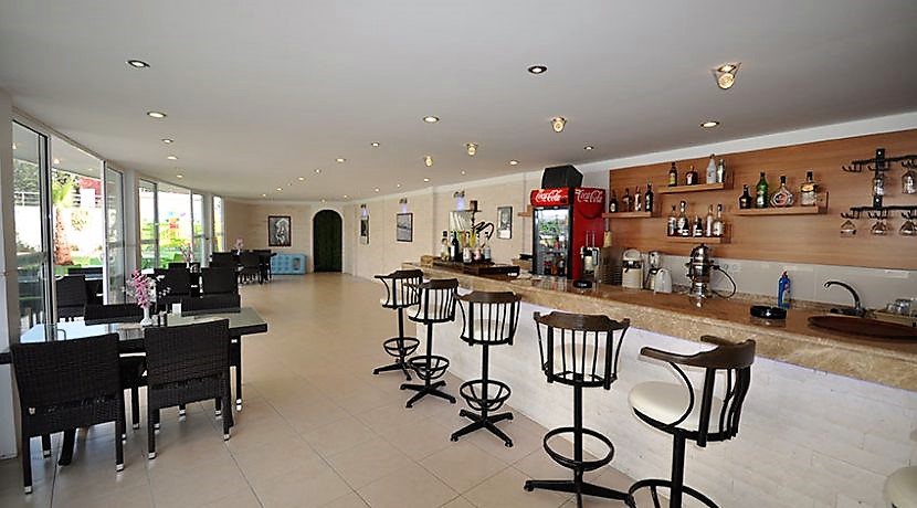 Bar tezgâhı yüksek tabureler ve panoramik camlarla düzenlenmiş kafe