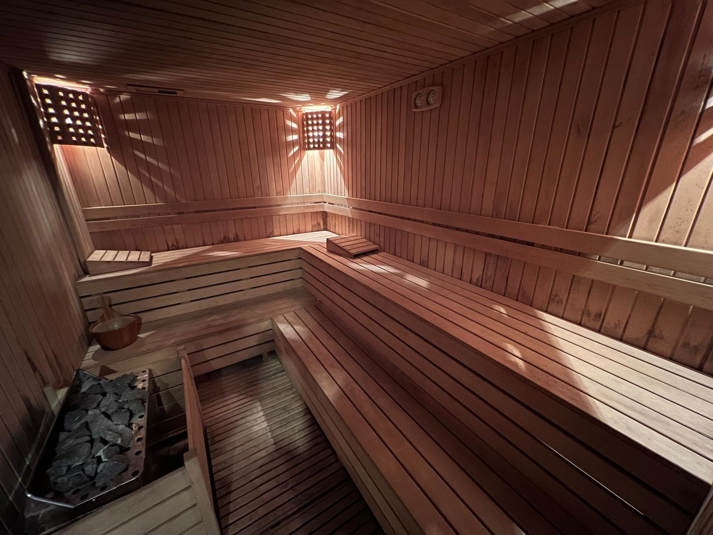 Ahşap raflı ve taşlı sobası bulunan sauna dairelerin bulunduğu rezidansta