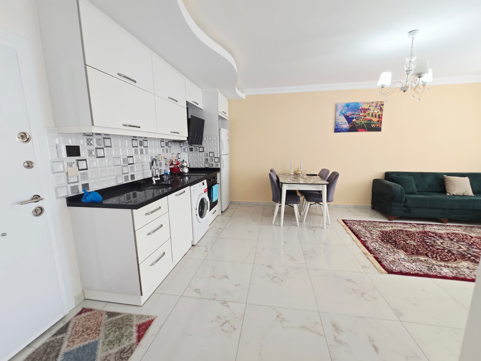 Mahmutlar'ın merkezinde, eşyalı 1+1 daire.