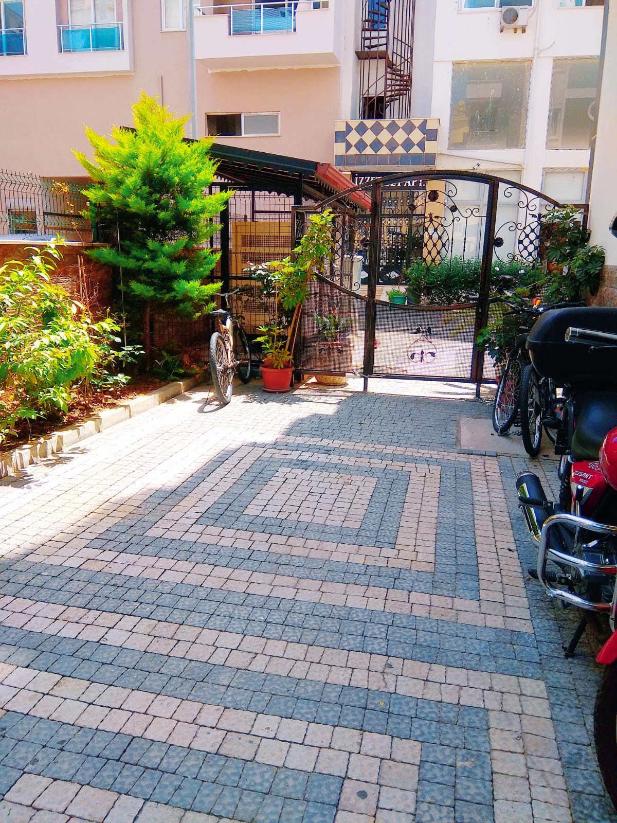 Mahmutlar'ın merkezinde, eşyalı 1+1 daire.