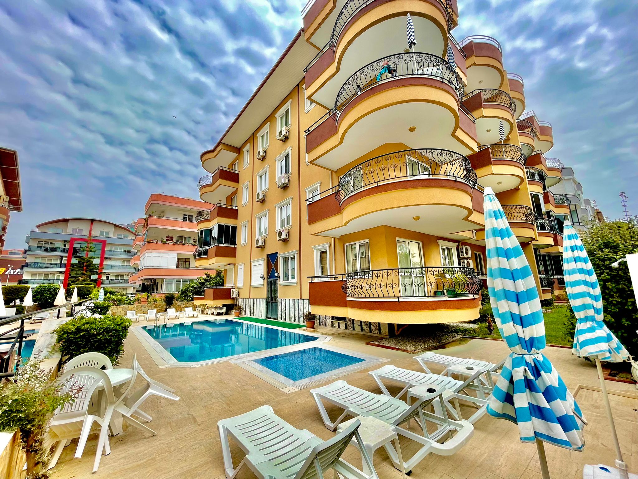 Sarı terakota cepheli açık havuz: Türkiye’de Oba'da satılık 2+1 dairenin bulunduğu konut — New Level Group