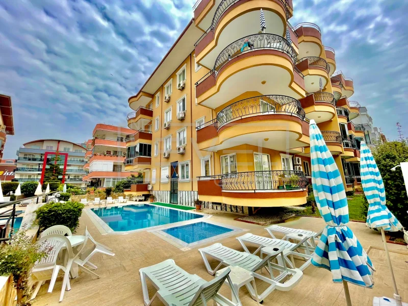 Sarı terakota cepheli açık havuz: Türkiye’de Oba'da satılık 2+1 dairenin bulunduğu konut — New Level Group