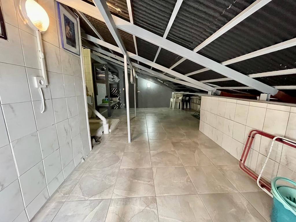 Dubleksin yardımcı odasında metal kirişli alçak eğimli çatı ve açık tesisat boruları