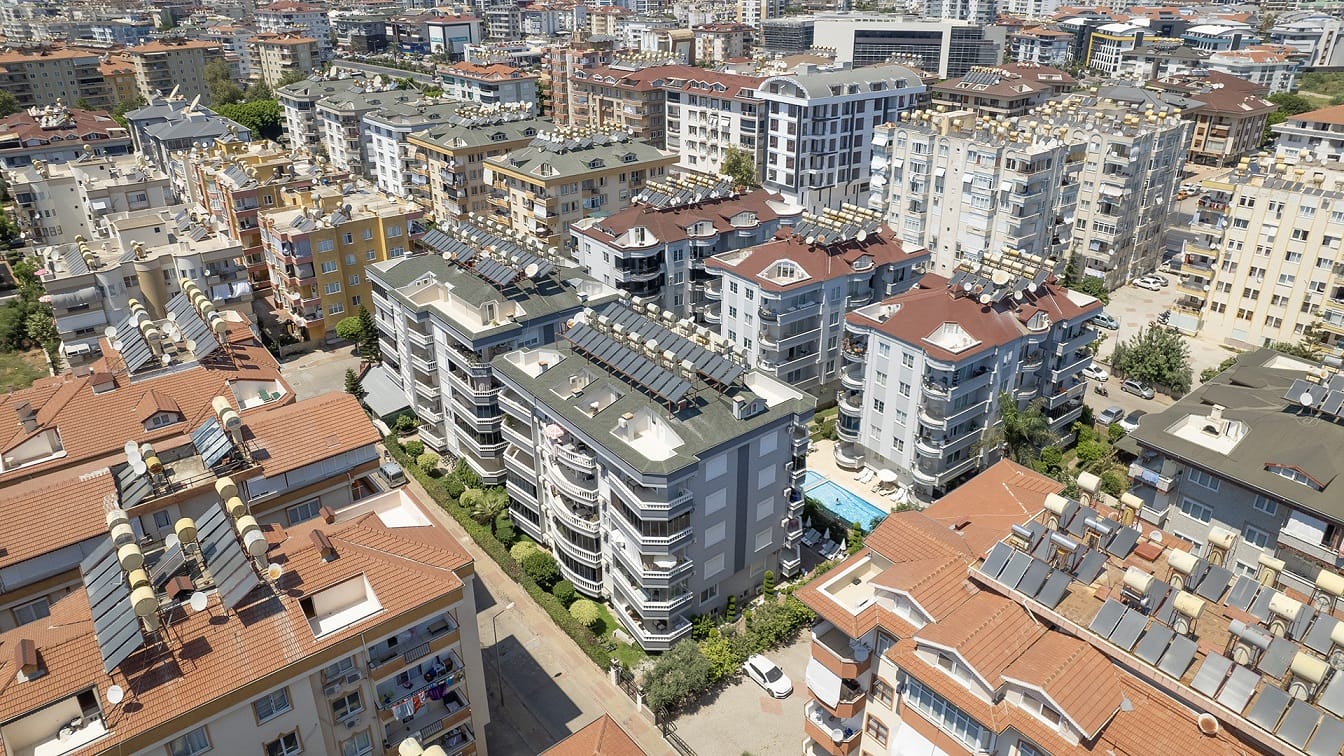 Yuvarlak balkonlu gri binanın üstten görünümü, Türkiye’de satılık 2+1 dairelerin yer aldığı sitede