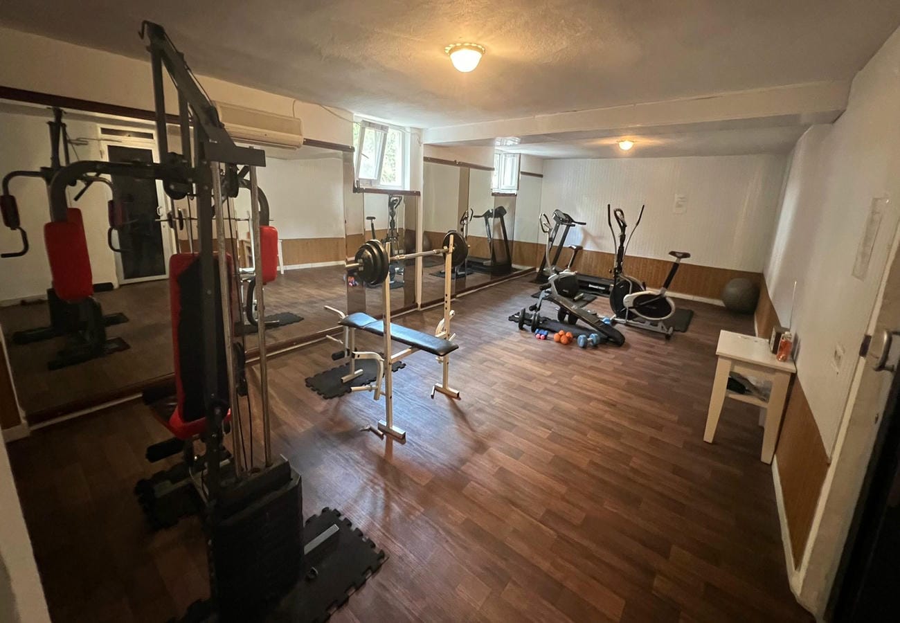 Konutların bulunduğu sitede spor salonu, kırmızı oturaklı aletler, koşu bandı ve aynayla